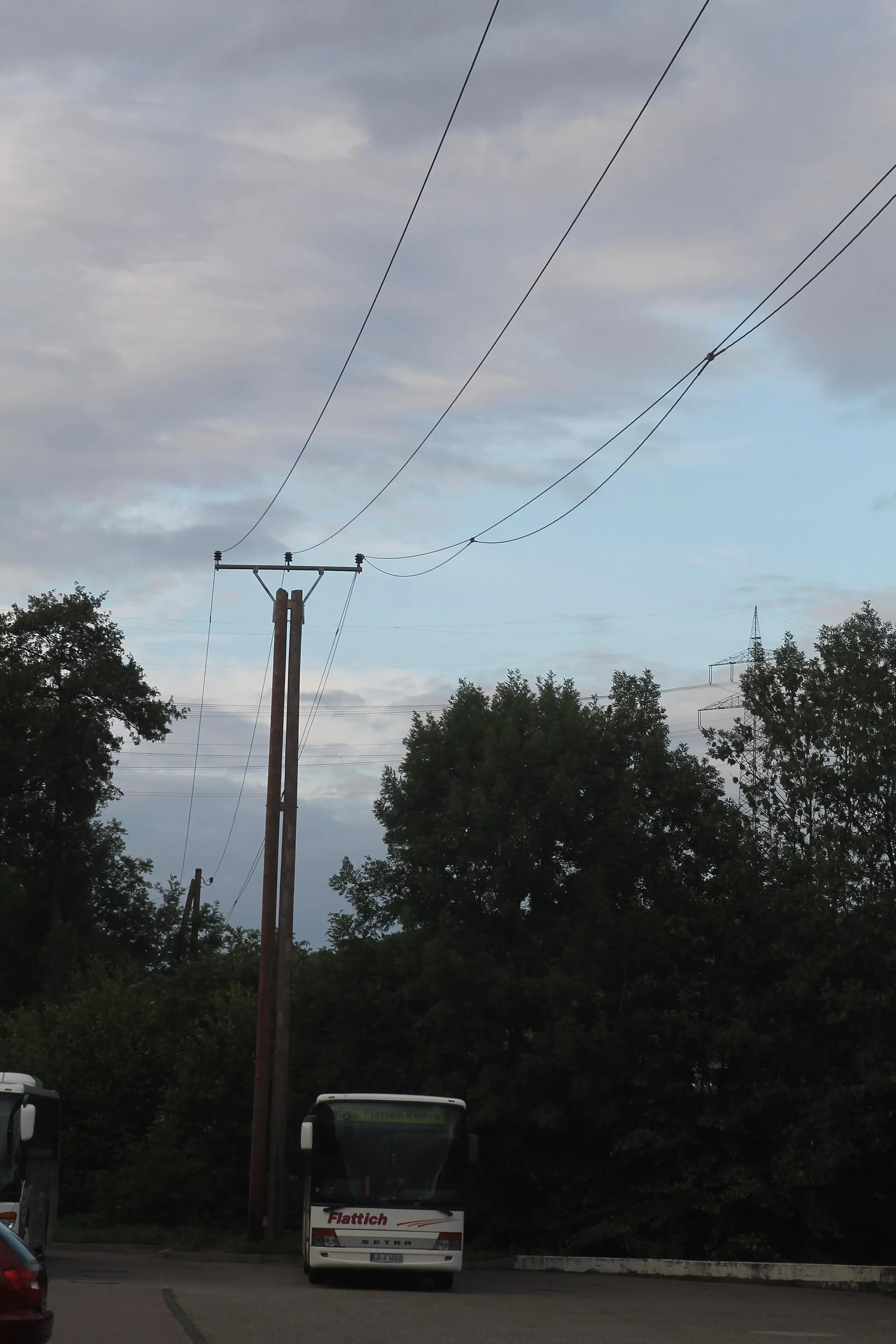 Photo showing: Mittelspannungsleitung (20 kV) mit girlandenförmigem Luftkabel am Leiterseil zwischen Ried und Eberdingen