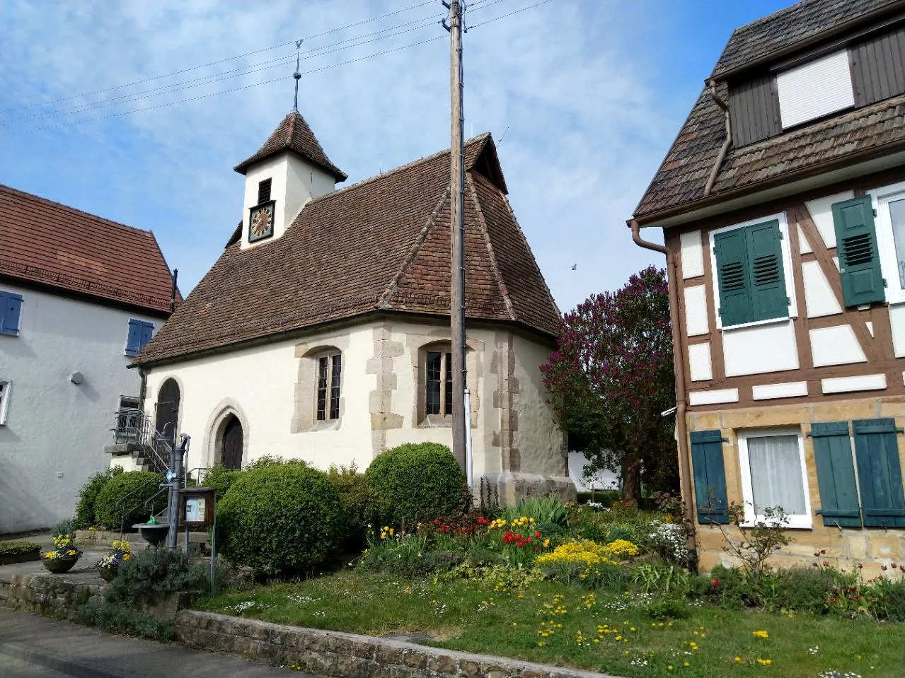 Photo showing: Kleine evangelische Dorfkirche in Krummhardt, 1483 erstmals erwähnt, heutiger Bau wohl 17. Jh.