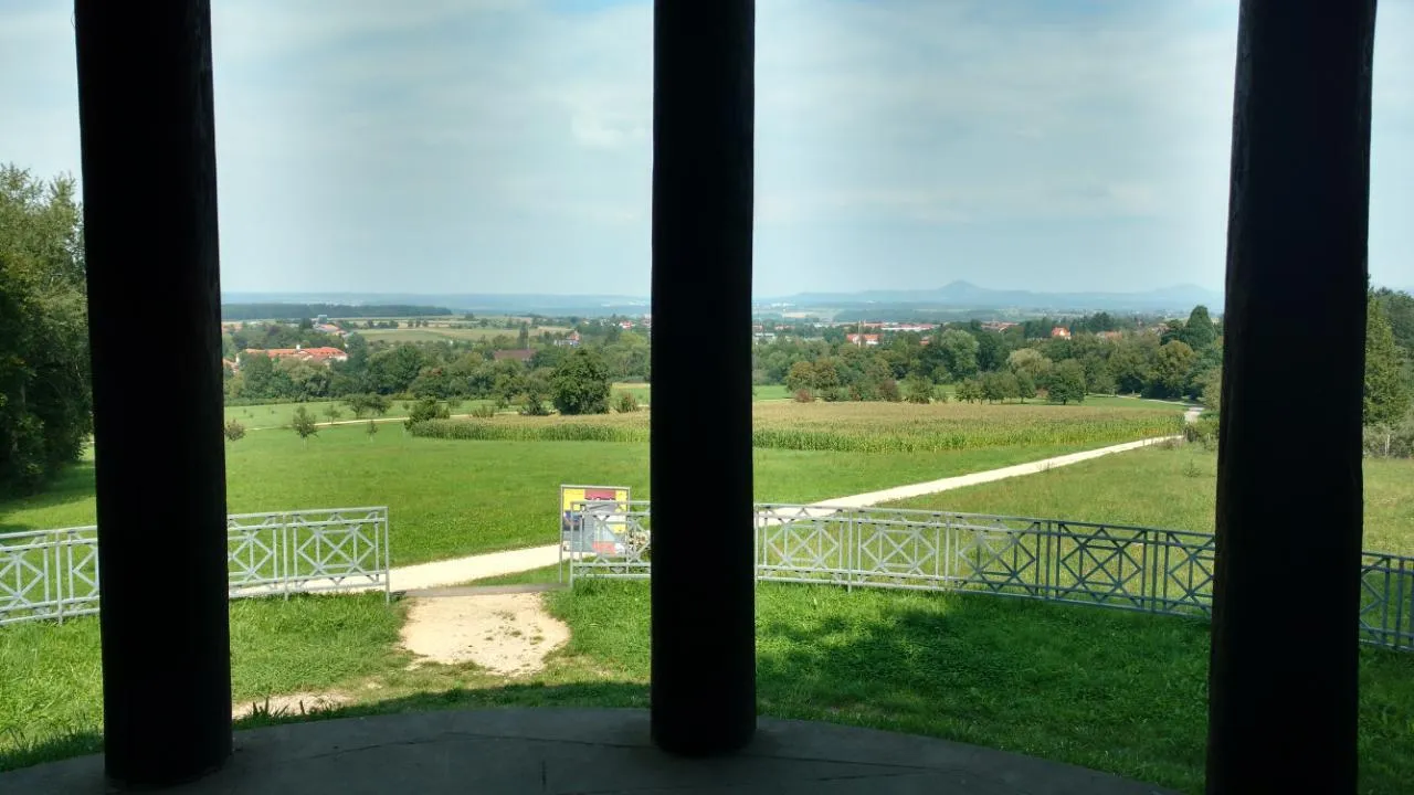 Photo showing: Blick durch die hölzernen Säulen des Belvedere ("Tempele") aufs Kurhaus von Bad Boll, die Dreikaiserberge und das Albvorland