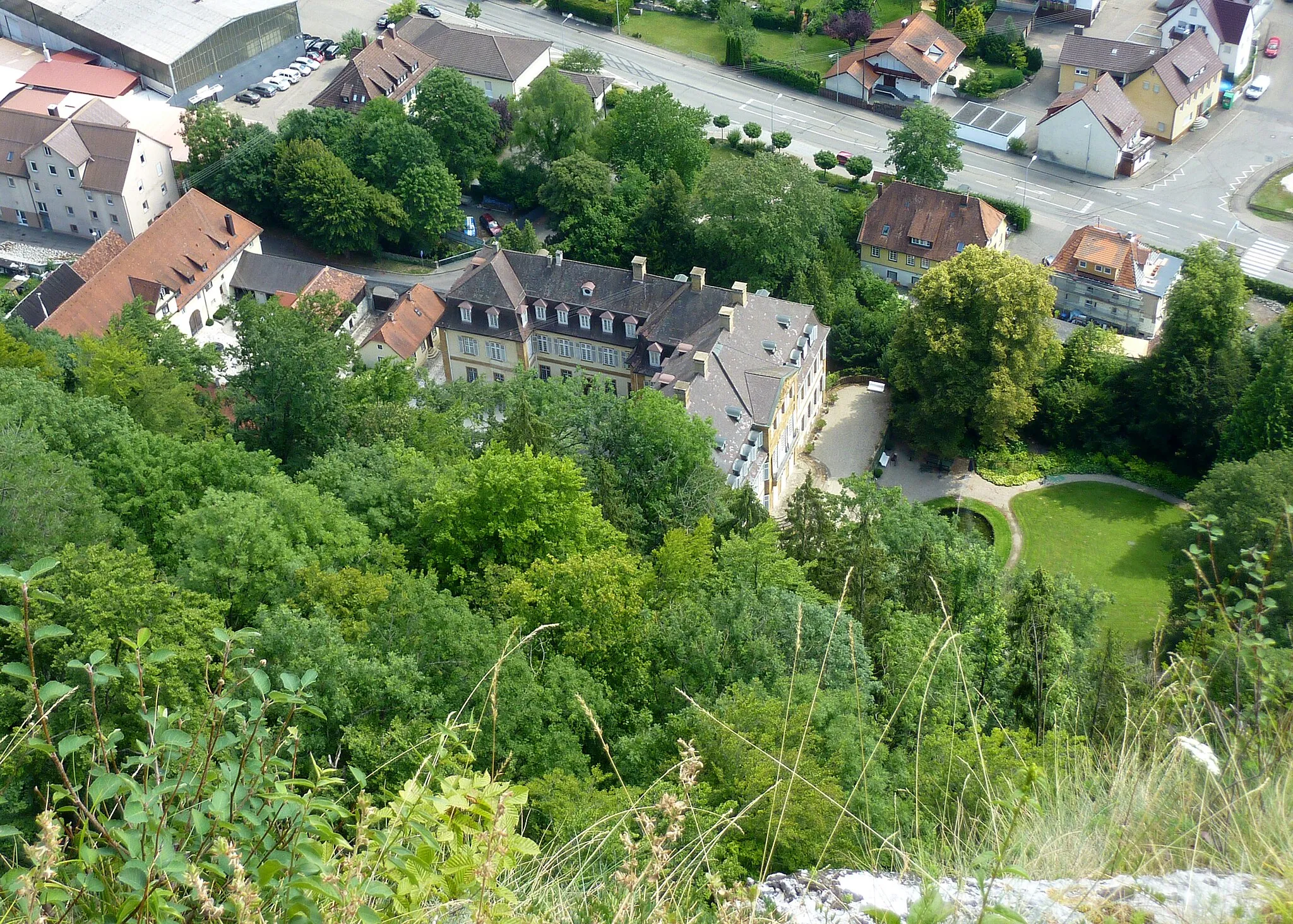 Photo showing: Blick vom Himmelsfelsen, auf dem die Burg Hoheneybach stand, auf Schloss Eybach im Tal