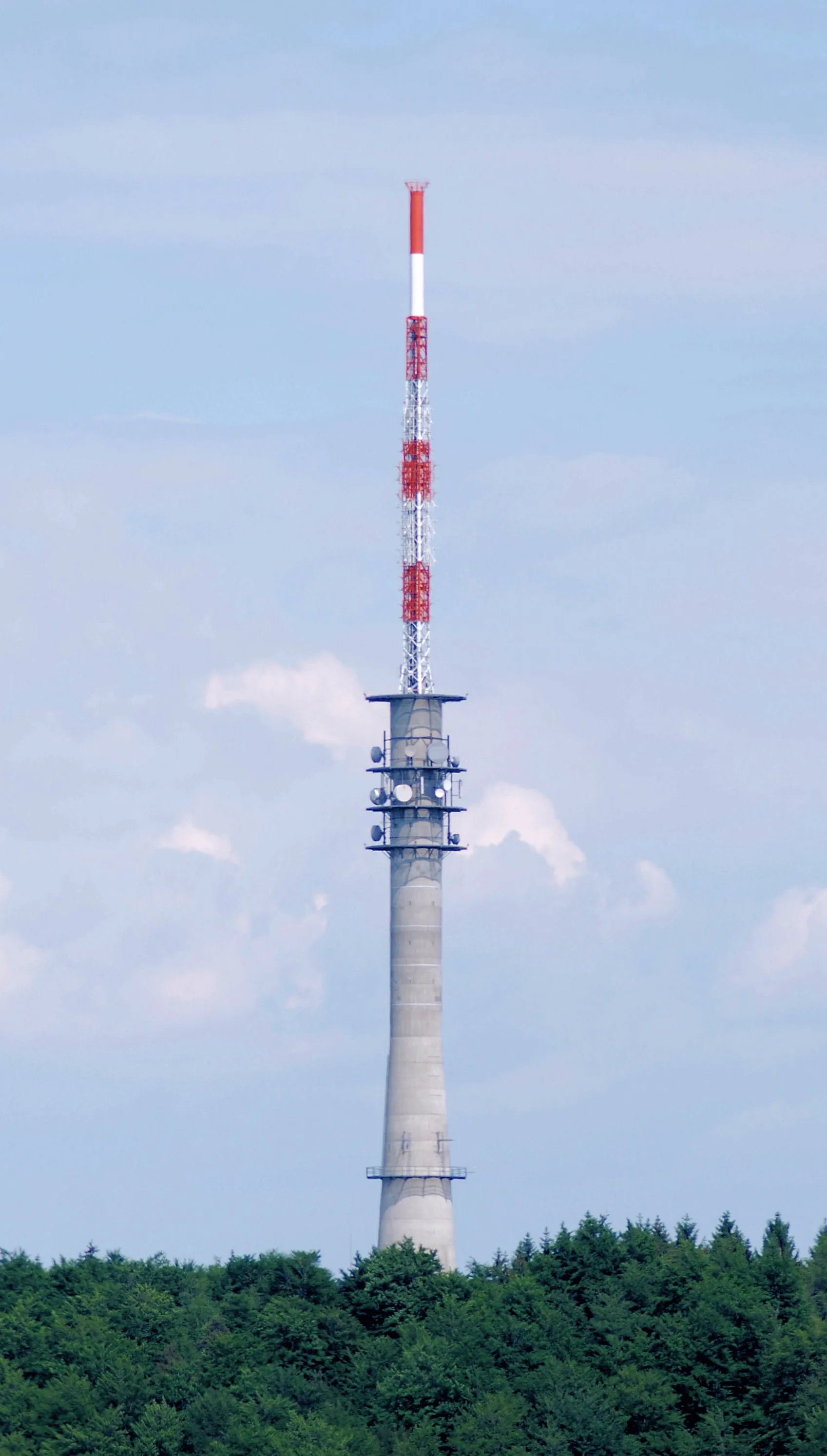 Photo showing: Broadcast tower Waldenburg-Friedrichsberg as seen from Waldenburg (2012)