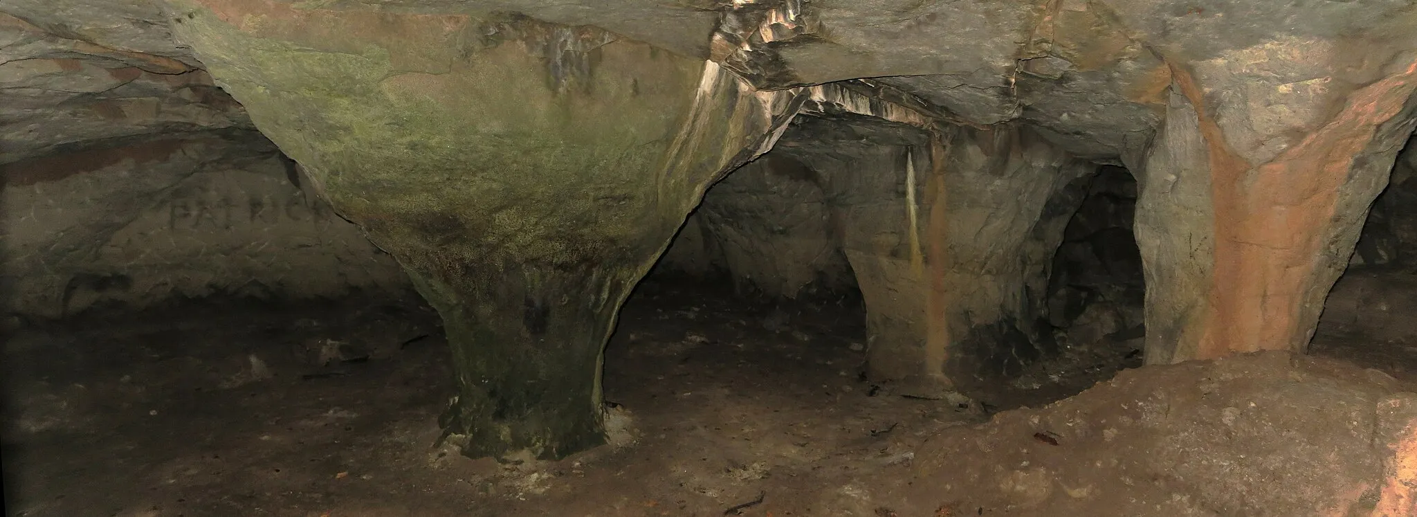 Photo showing: Panoramabild (durch eine Aussparung der verschlossenen Eingangstür) der durch Sandabbau entstandenen Lumpenlochhöhle bei Löwenstein