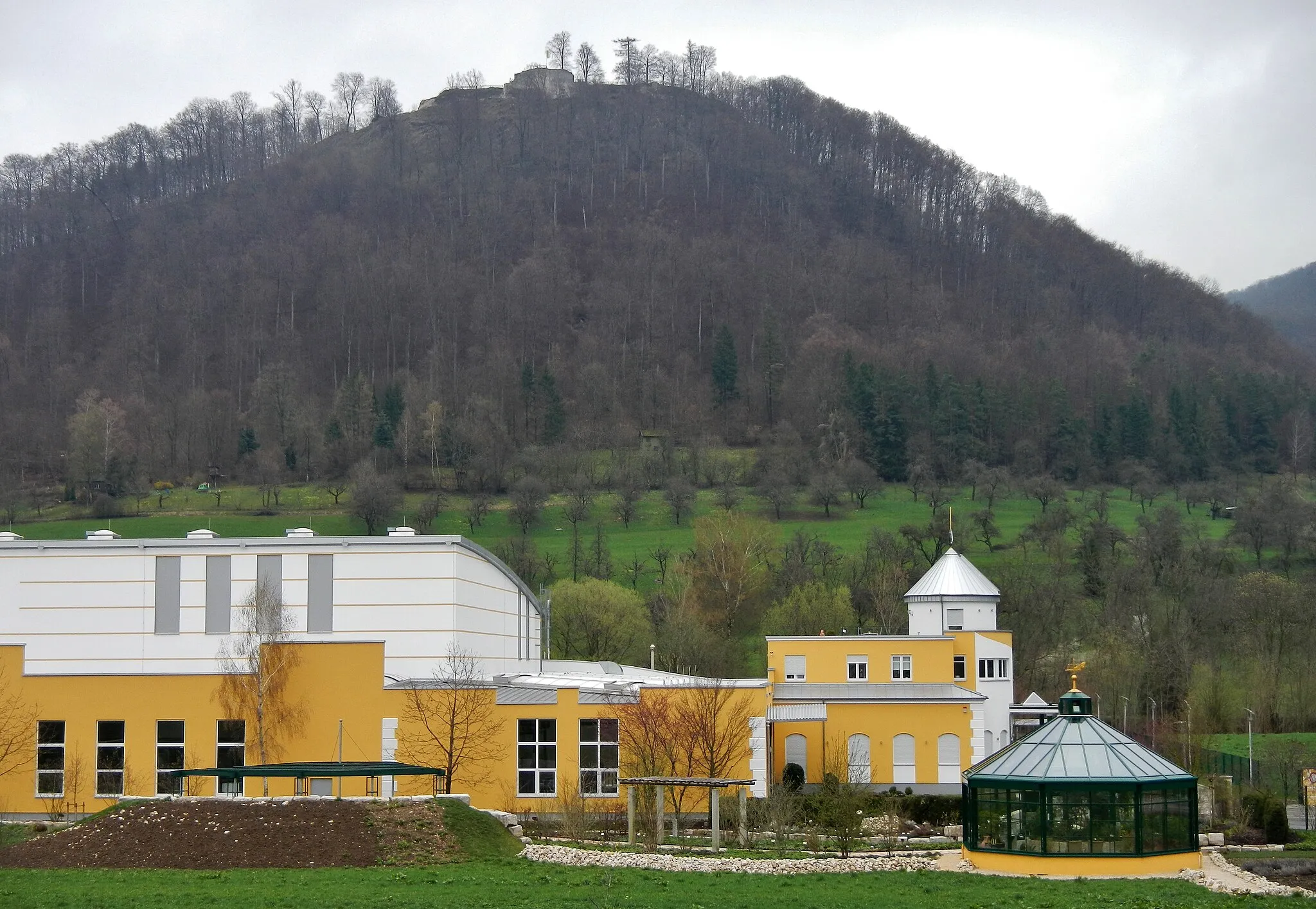 Photo showing: Burgruine Hiltenburg und Kräuterhaus Sanct Bernhard in Bad Ditzenbach