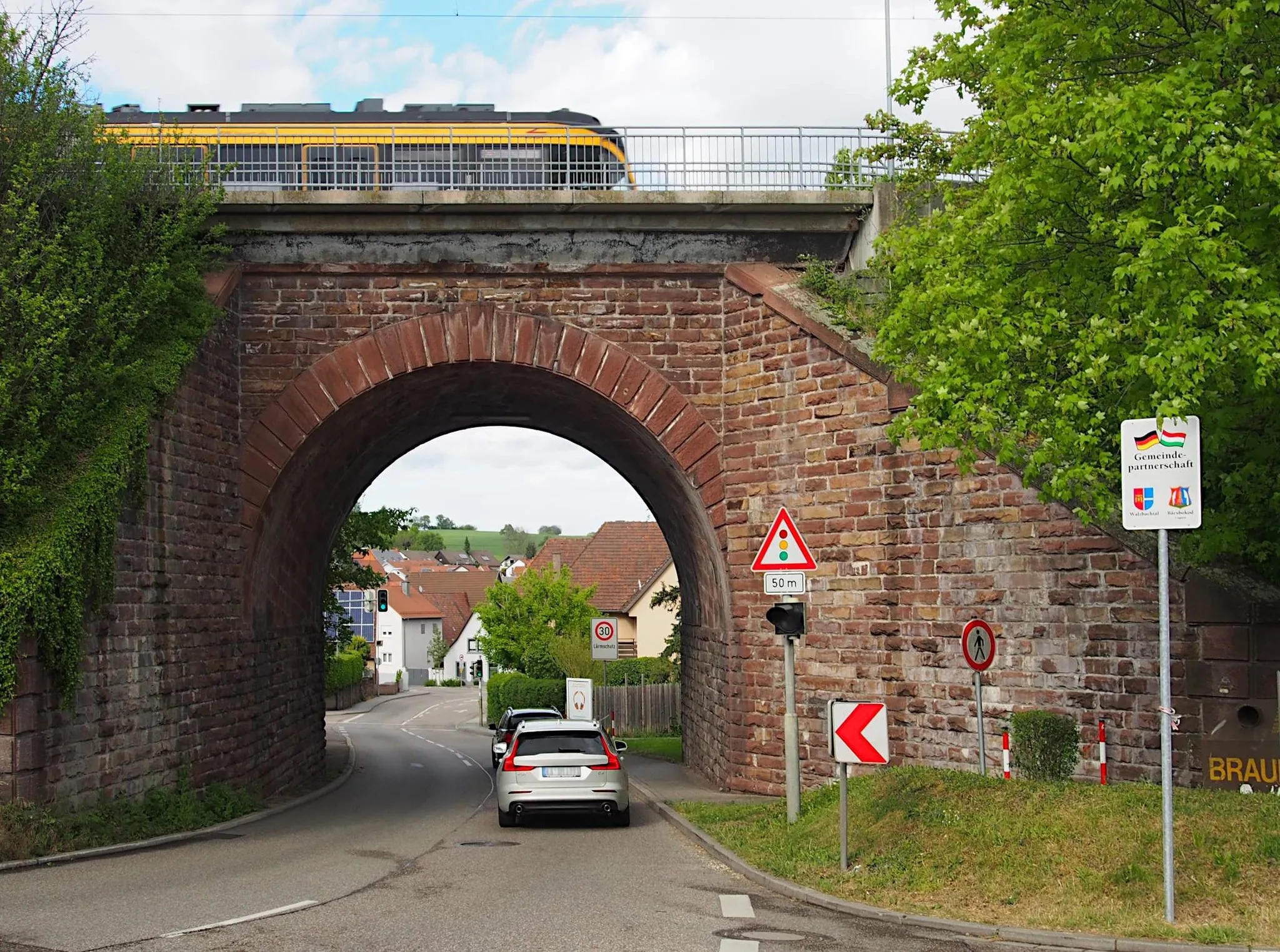 Photo showing: Eisenbahnbrücke in Jöhlingen