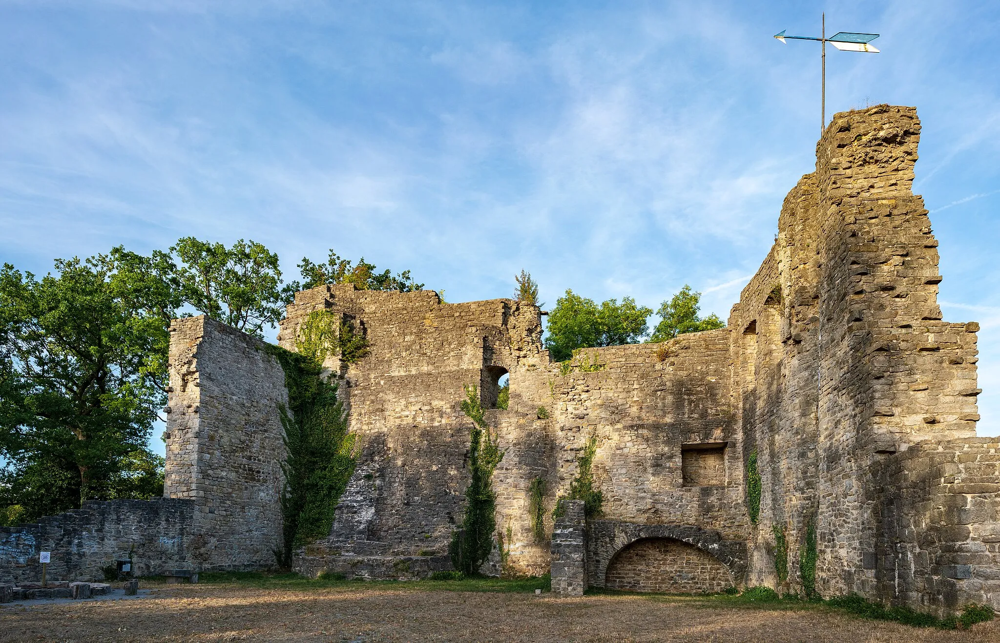 Photo showing: Ingelfingen (Hohenlohekreis): die Burgruine Lichteneck, Aufnahme von Südwesten der noch stehende Mauern.