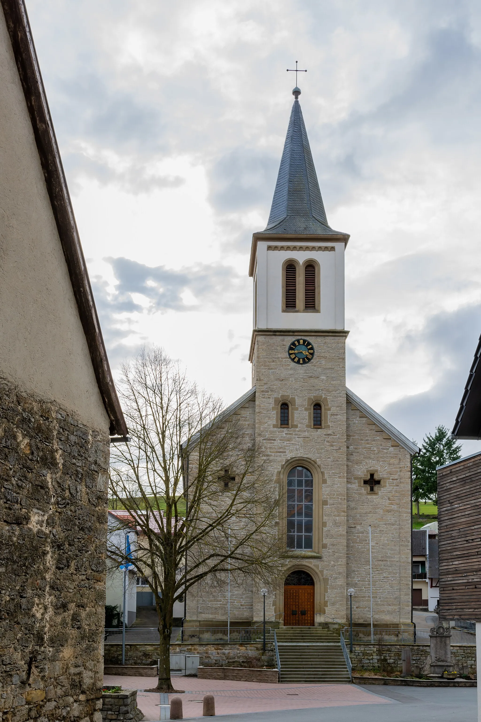 Photo showing: Kirche Zum Heiligsten Altarsakrament im Krautheimer Ortsteil Oberginsbach