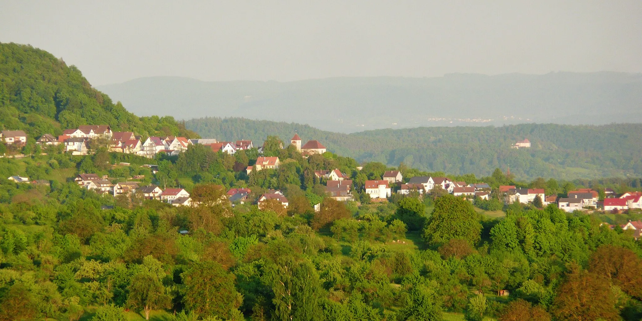Photo showing: Naturpark Schönbuch mit Blick auf Mönchberg und im Hintergrund rechts ist Schloss Hohenentringen zu sehen