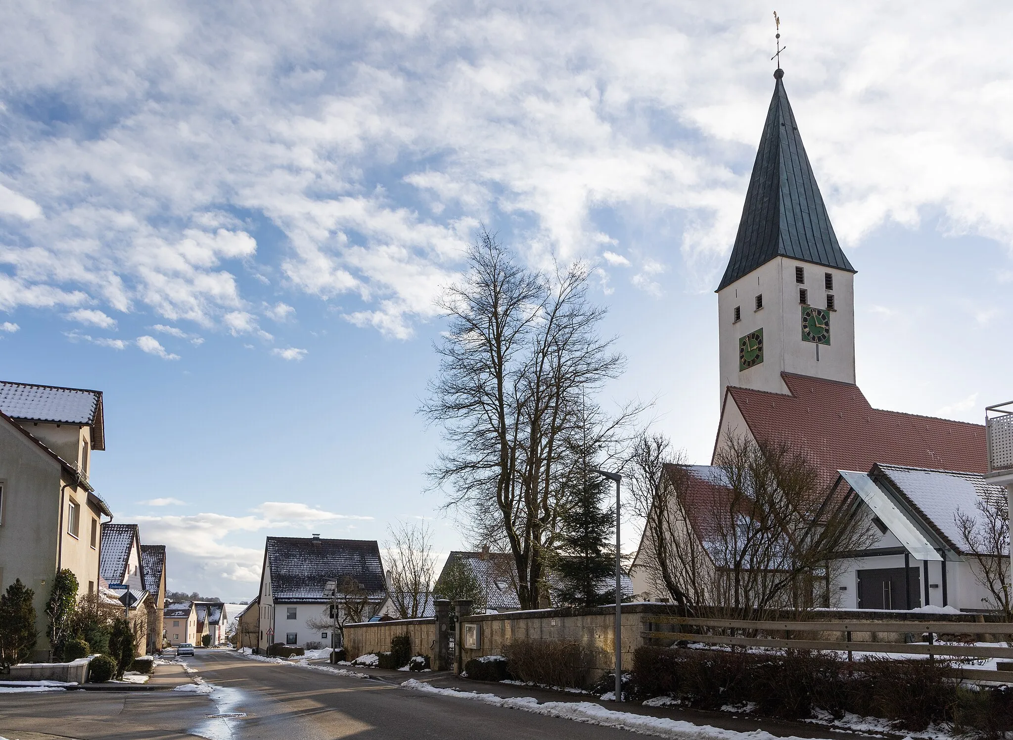 Photo showing: Nordostansicht der Georgskirche in Ettlenschieß von der Dorfstraße aus gesehen.