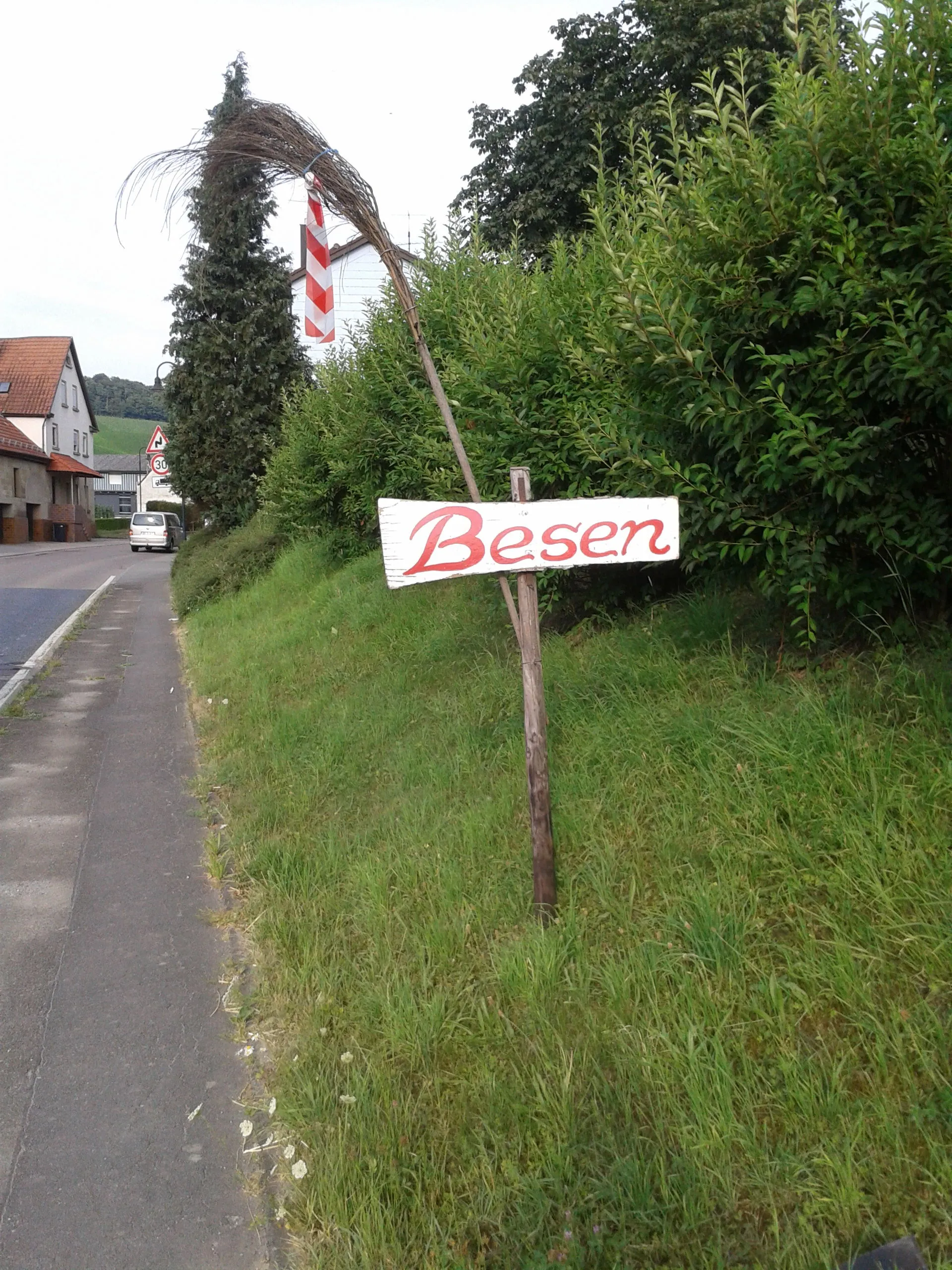 Photo showing: Broom - sign for: The special kind of wine restaurant (called: Besen, winegrower's new vintage outlet, here concretely the wine restaurant at Eberstadt-Hölzern near Heilbronn, Germany) is opened