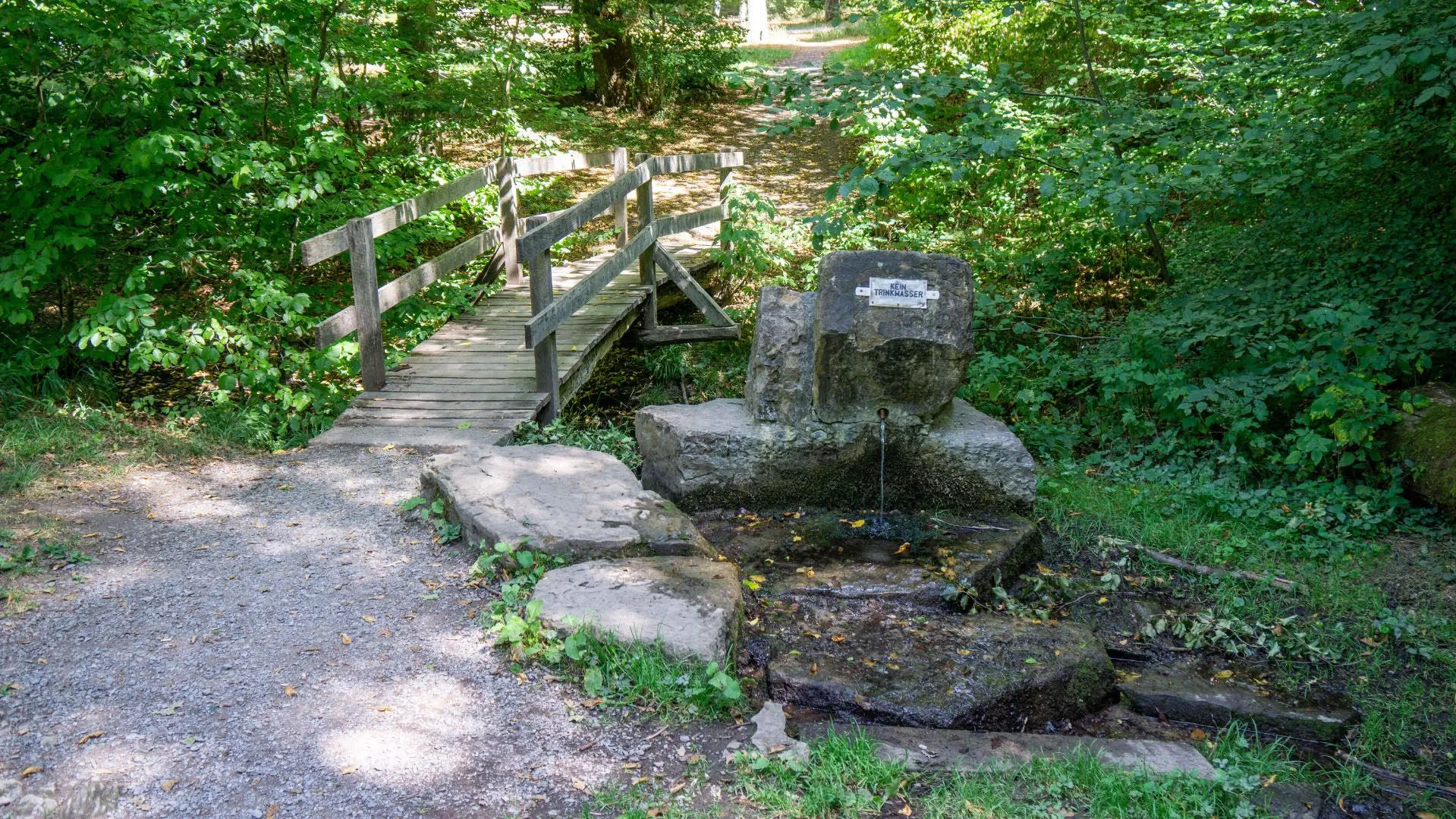 Photo showing: Bei dem steinernen Glemsbrunnen handelt es sich nicht um den Glemsursprung. Die Glems hat ihre Quelle ca. 500 m nördlich davon.