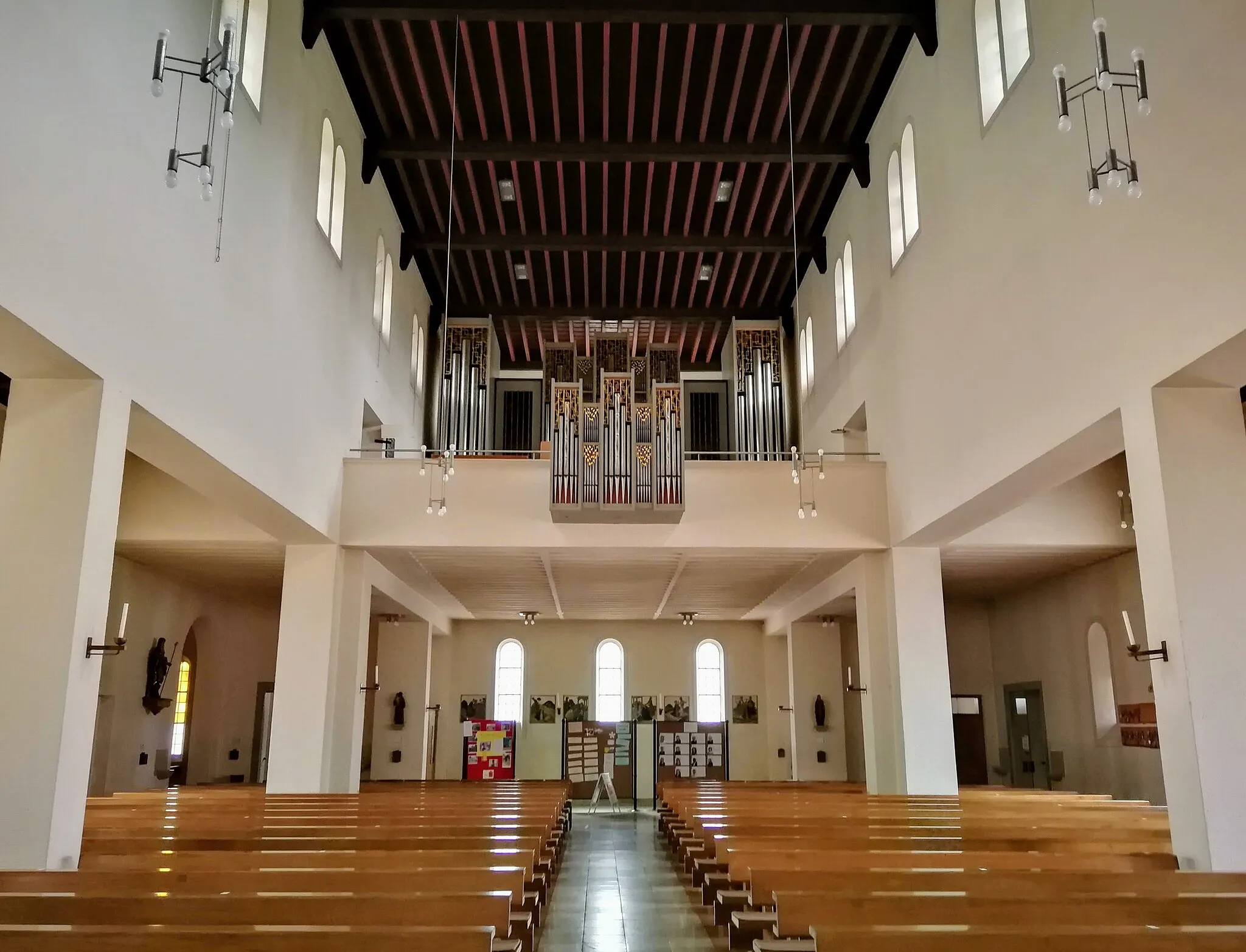 Photo showing: Innenraum mit Orgel von Gerhard Schmid (Kaufbeuren) (III/P/41, 1974) der katholischen Pfarrkirche St. Maria (Marienkirche) Heidenheim an der Brenz, Baden-Württemberg, Deutschland
