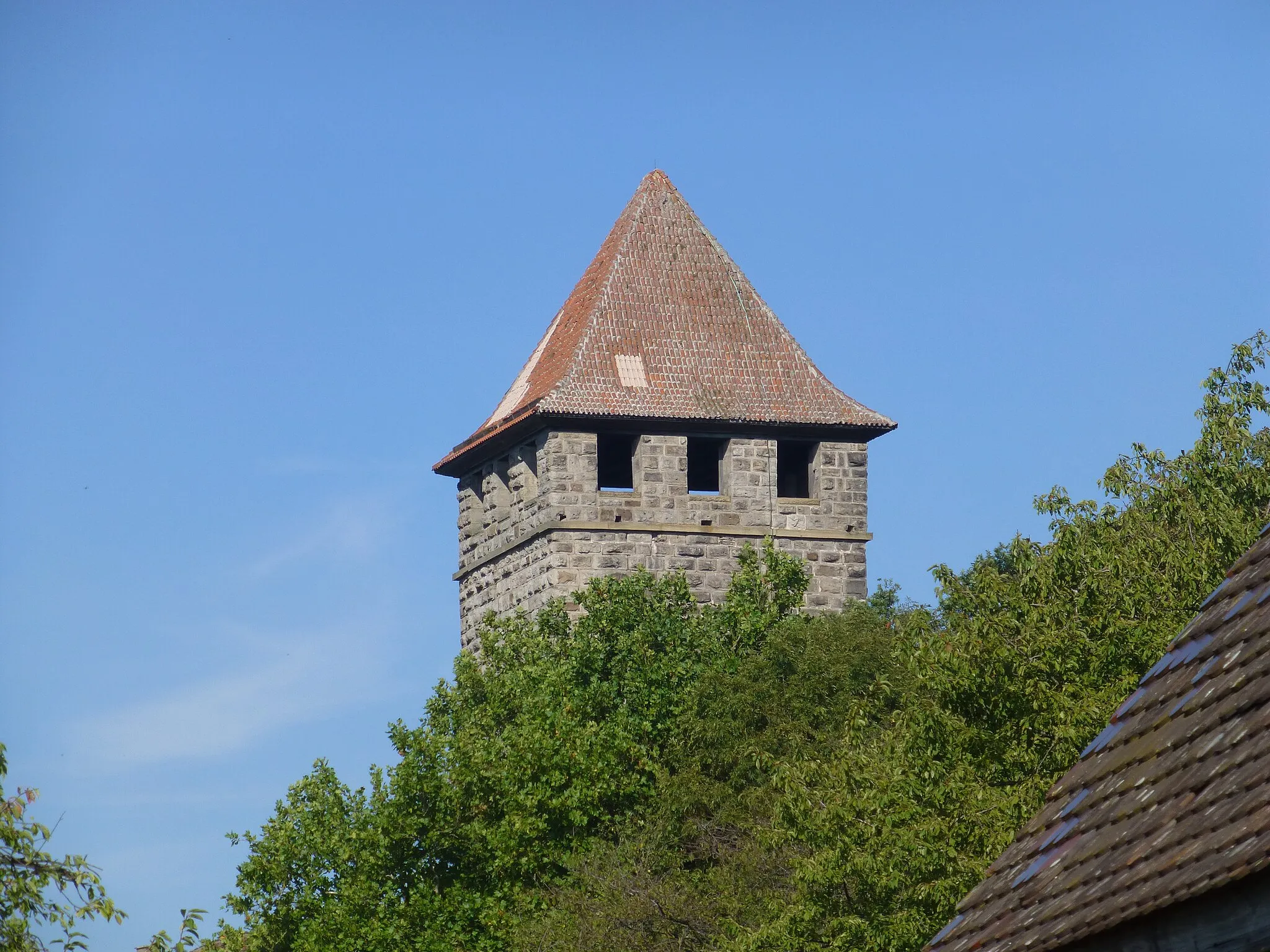 Photo showing: Bergfried Burg Lichtenberg; Detailansicht vom Zugangsweg aus ostsüdöstlicher Richtung