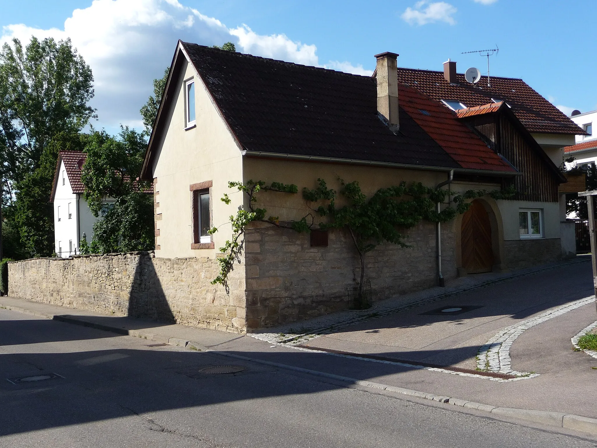 Photo showing: altes Gebäude und Mauer in der Hauptstraße