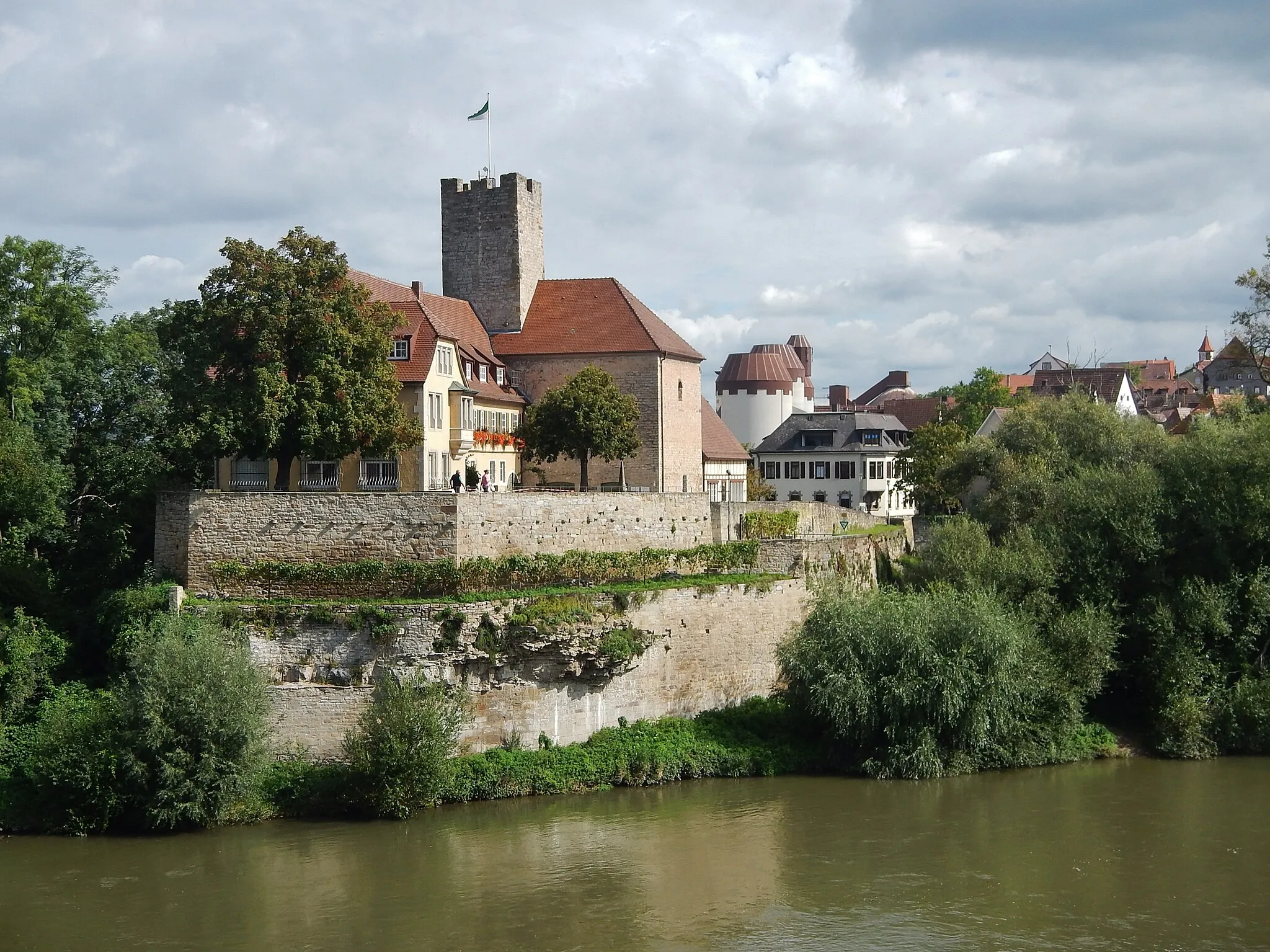 Photo showing: Beim 366 km langen Neckartalradweg: Der Bau der Grafenburg erfolgte im späten 10. bis frühen 11. Jahrhundert. 1818 bezog die Lauffener Stadtverwaltung die Burg.
