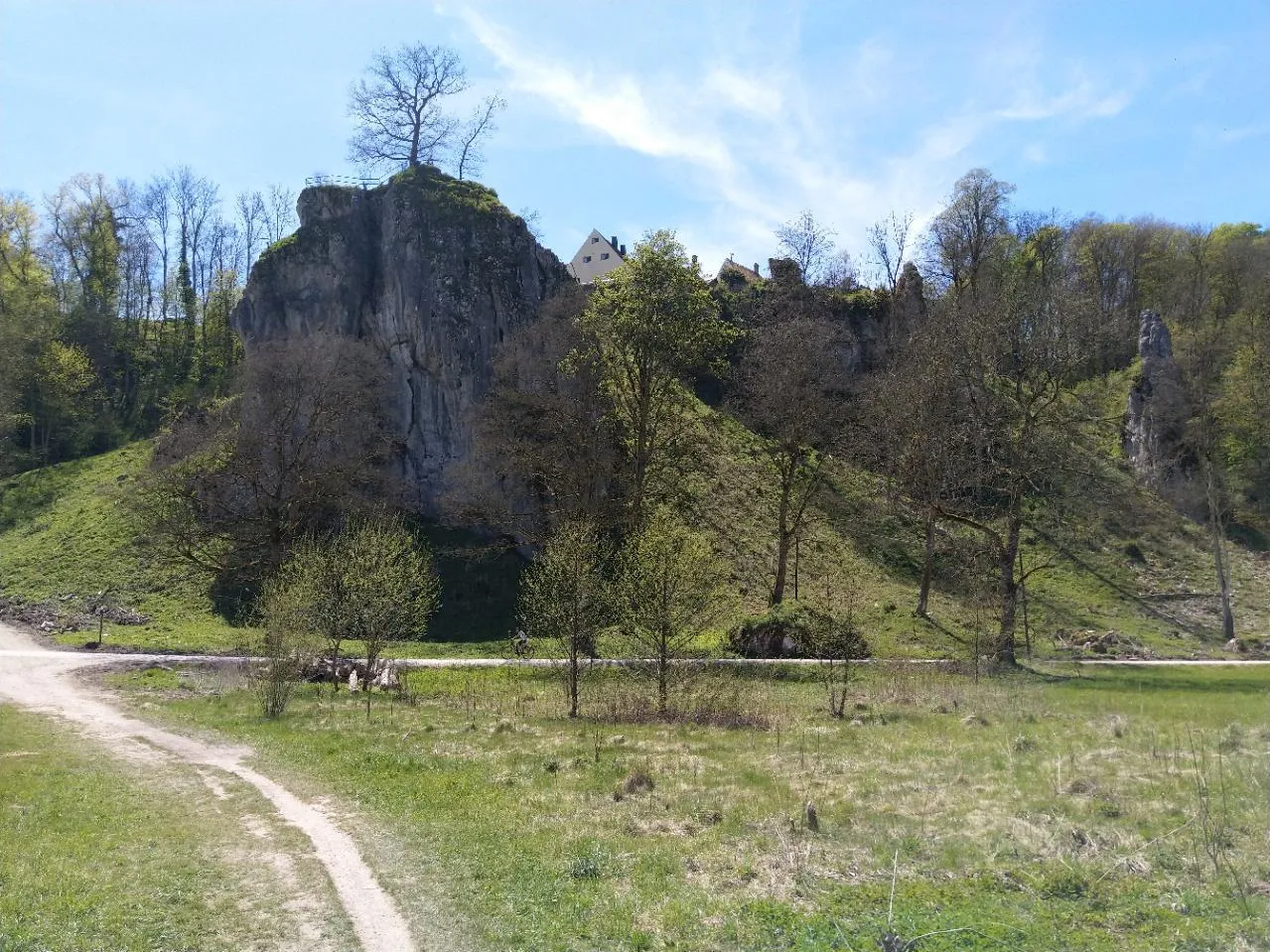 Photo showing: Blick vom Brenztal auf den Burgfelsen
