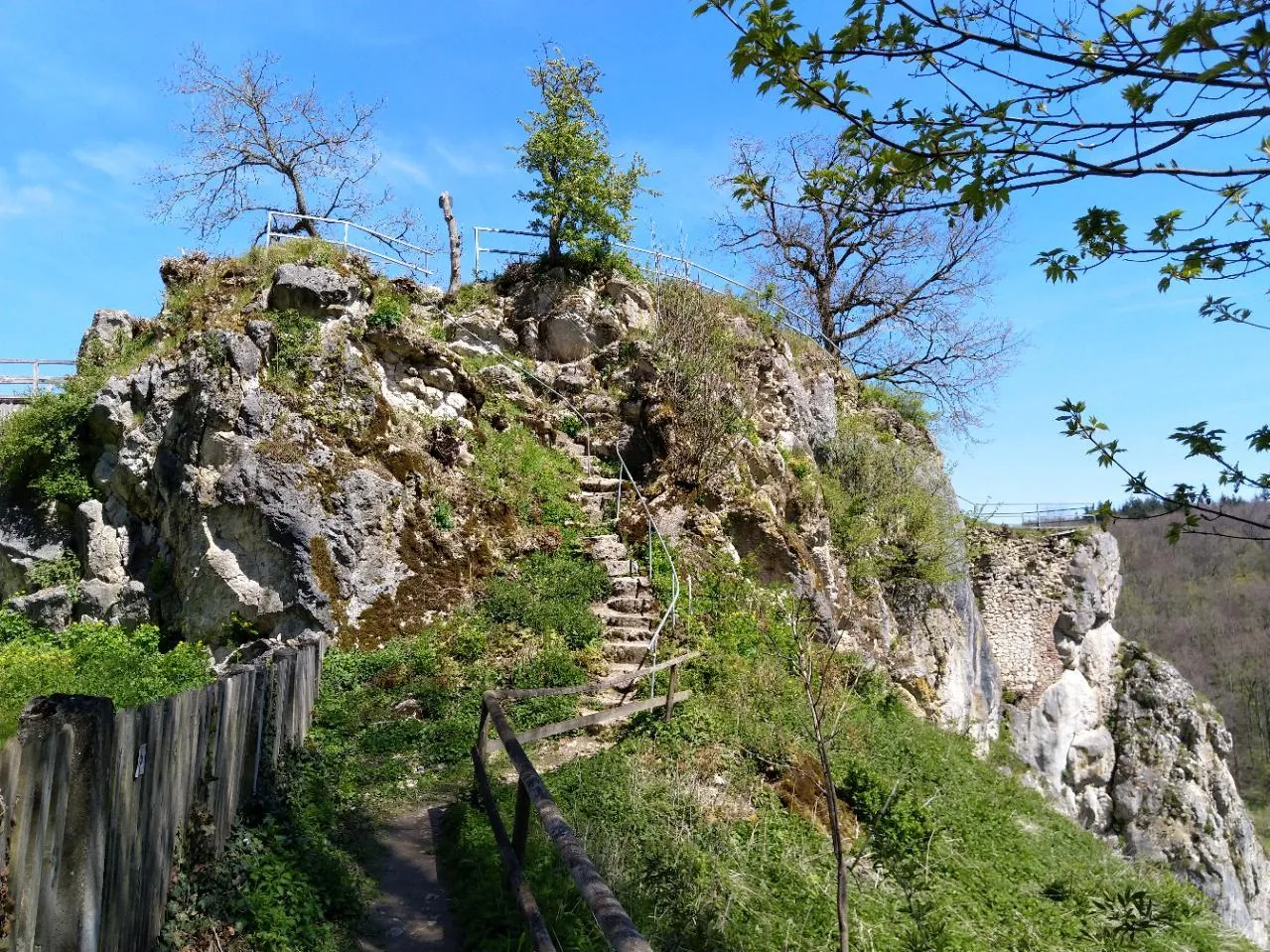 Photo showing: Hoch über dem Eselsburger Tal stand auf diesem Felsen einst die Burg Falkenstein...