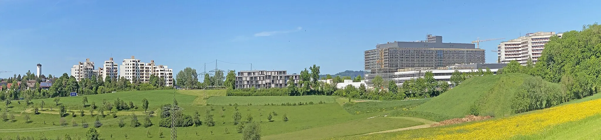 Photo showing: Panorama picture Göppingen Süd: old water tower, Bergfeldsiedlung, nursing homes, new building of the clinic (construction progress May 2022), Klinik am Eichert.
