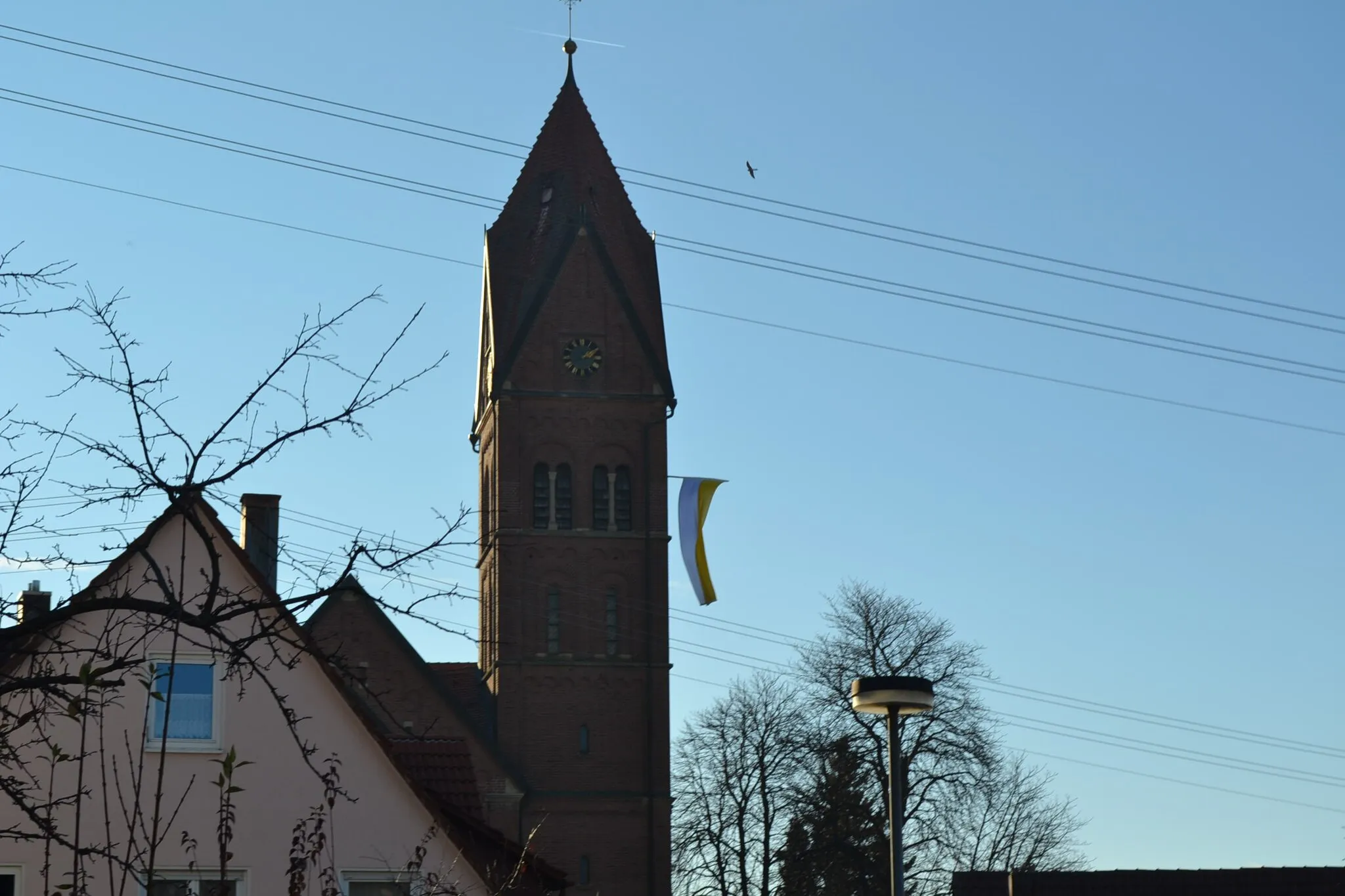 Photo showing: Der Turm der Jakobuskirche geschmückt mit der Fahne des Vatikans
