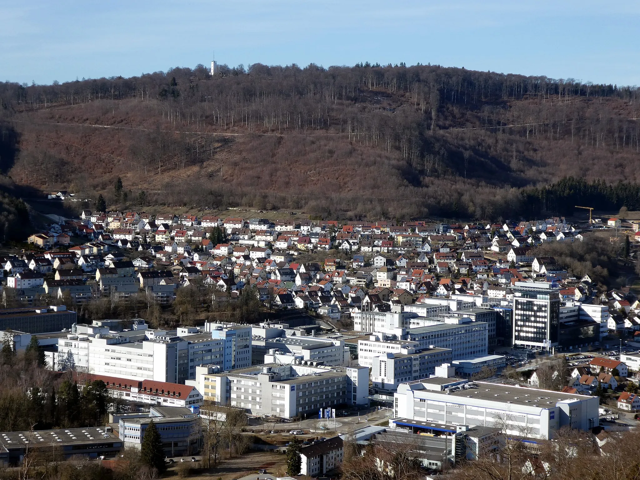 Photo showing: Volkmarsberg oberhalb von Oberkochen, im Vordergrund die Firma Zeiss, aus südöstlicher Richtung gesehen