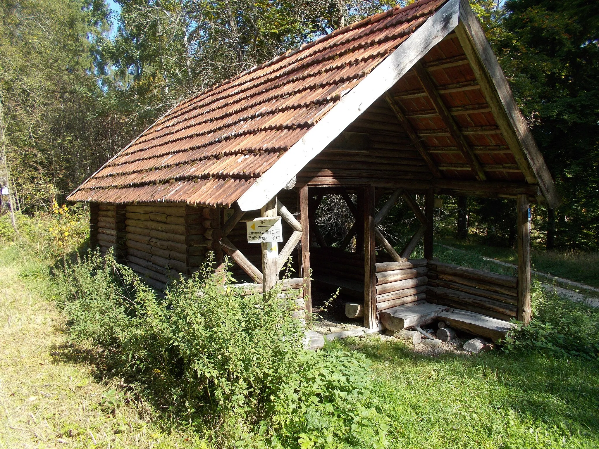 Photo showing: Grenzstockhütte (Essingen)   Schutzhütte im Wald