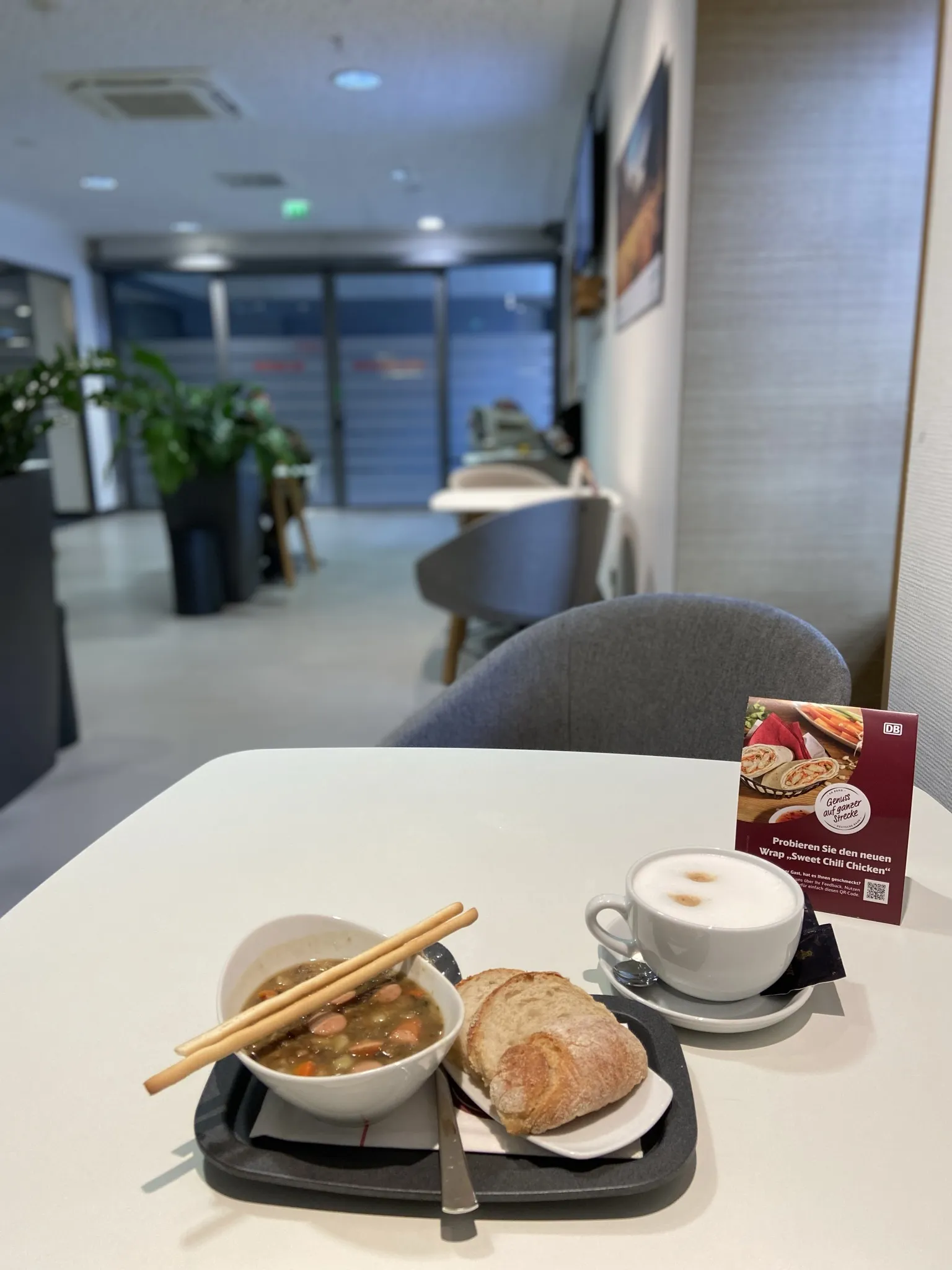 Photo showing: Catering at DB First Class Lounge in Munich