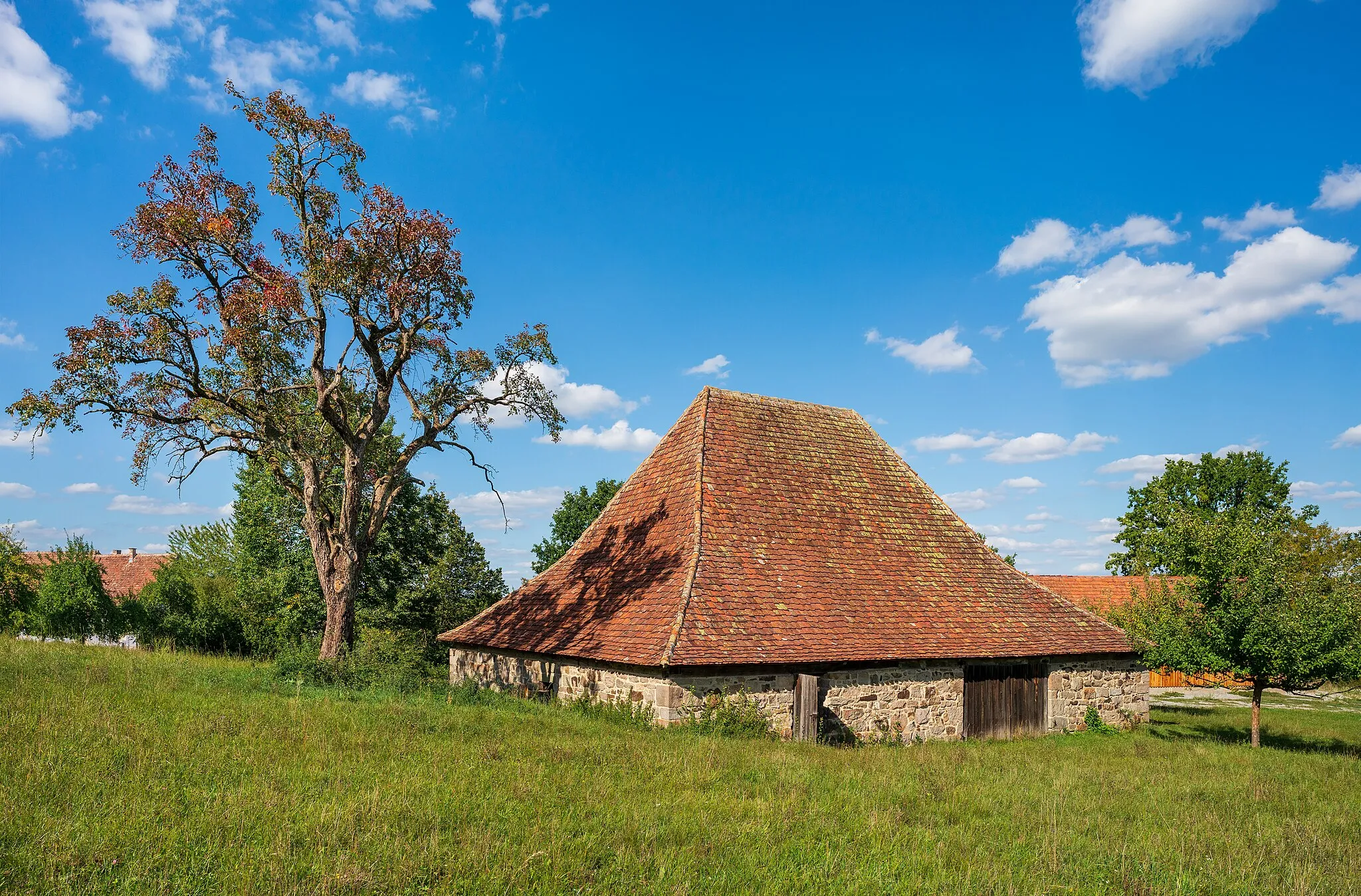 Photo showing: Hohenloher Freilandmuseum (Hohenlohe Open Air Museum) near Schwäbisch Hall, Germany, department Weinlandschaft: The old wine press building from Oberohrn (Pfedelbach municipality). Just as on its original location the building has been inserted discreetly into the open landscape. The photo shows this by the view from southwest at a day in the autumn.