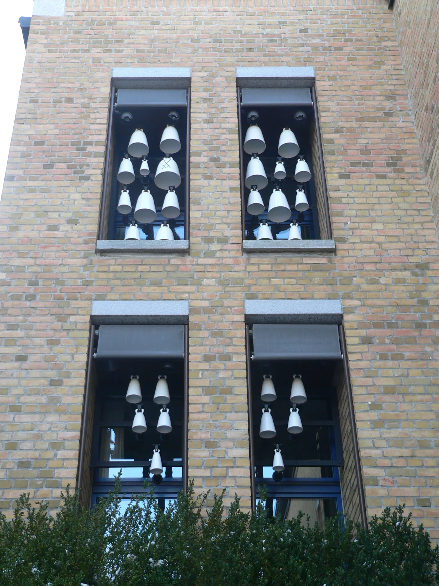 Photo showing: Carillon at the town hall Fellbach, Germany. The bells consist of Meissen porcelain