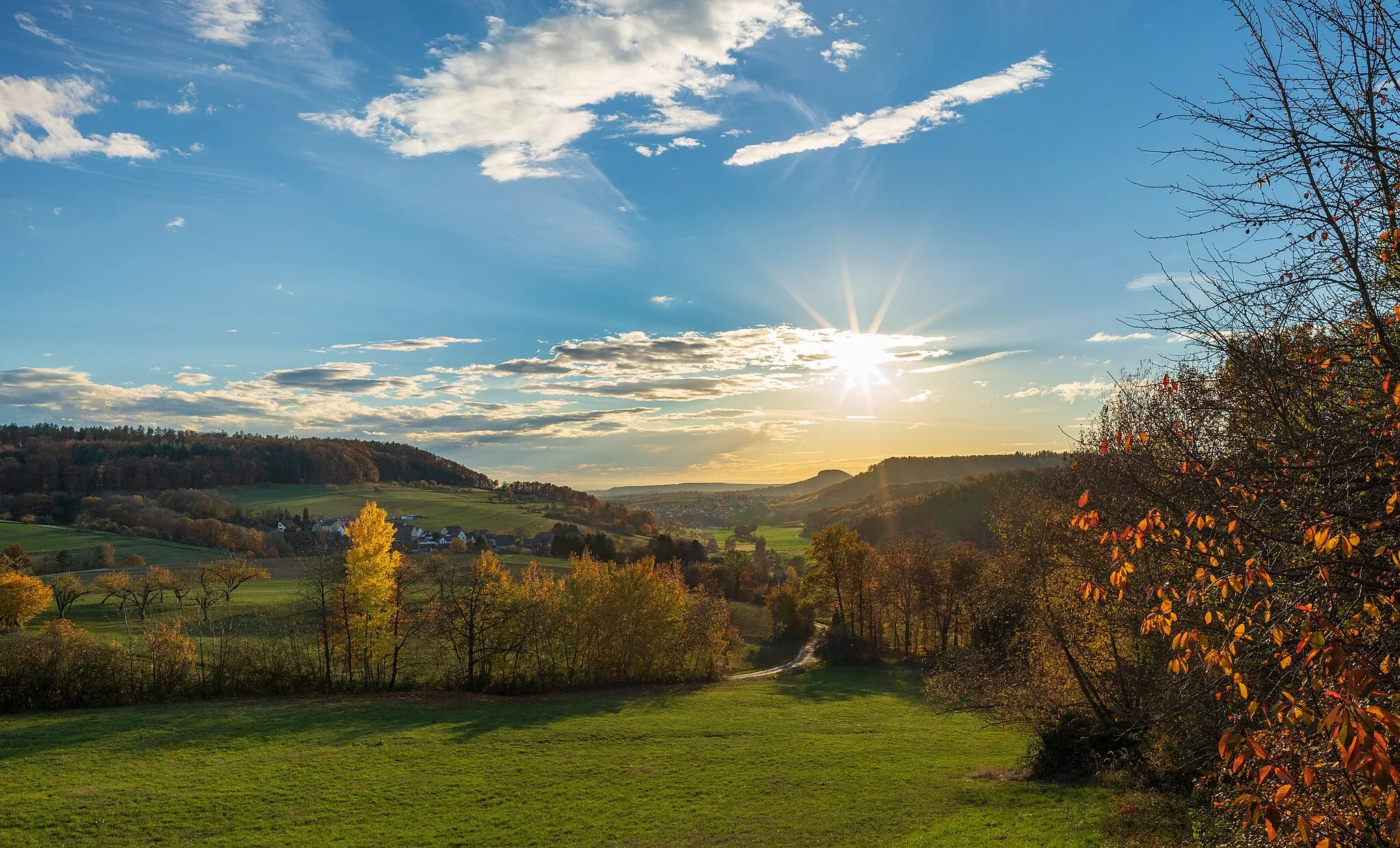 Photo showing: Contre-jour photograph of the Schmidbachtal near Beilstein, Württemberg in late autumn. At the left the hamlet Jettenbach, in the background the village Schmidhausen. The Schmidbachtal almost completely counts to the protected landscape area “Schmidbachtal – Oberes Bottwartal mit Seitentälern und umgebenden Gebietsteilen” (local ID 1.25.022, WDPA ID 324223).