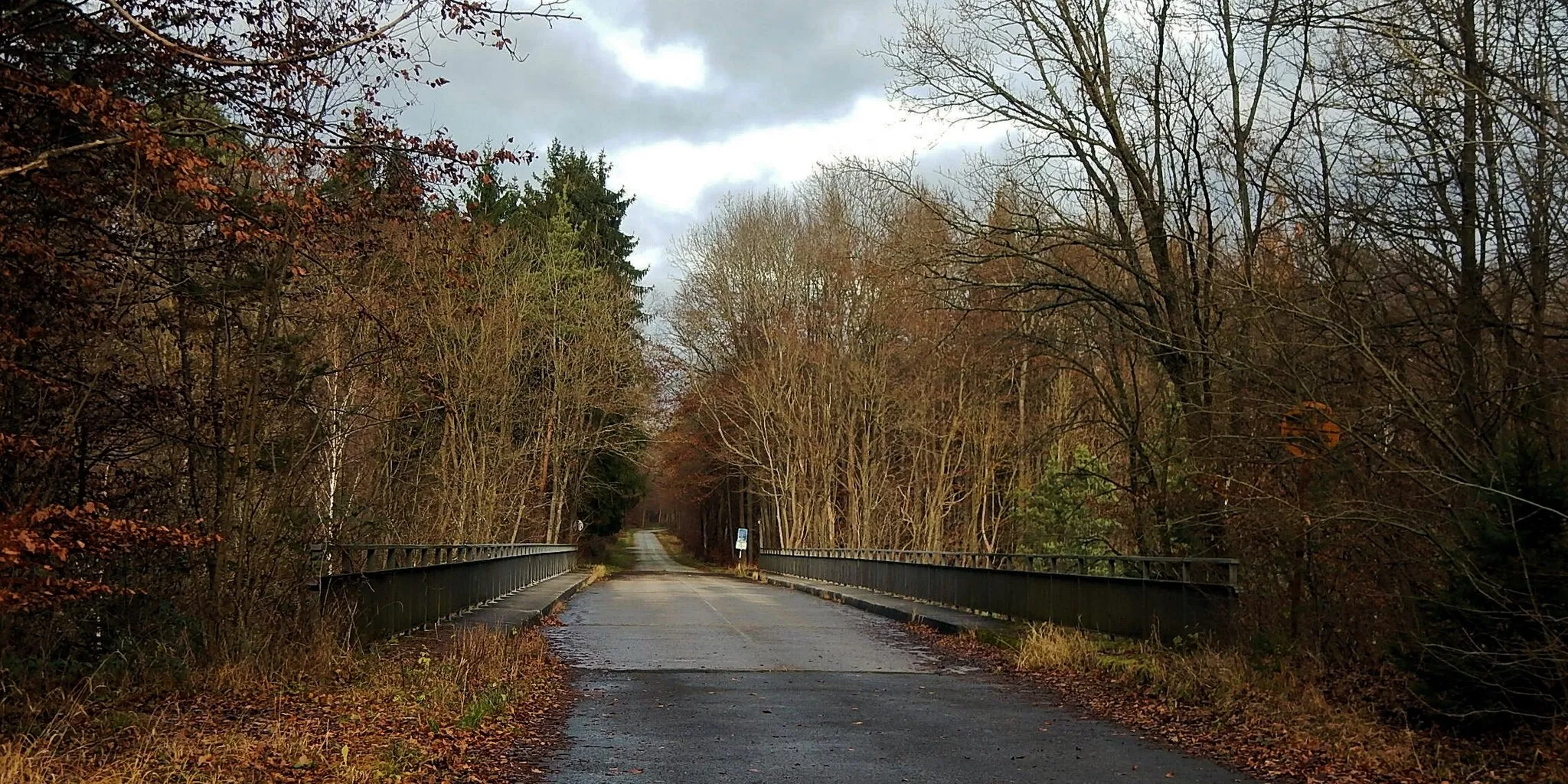 Photo showing: Römerstraße/Panzerstraße mit Brücke über der S-Bahn S1 zwischen Böblingen und Stuttgart-Vaihingen