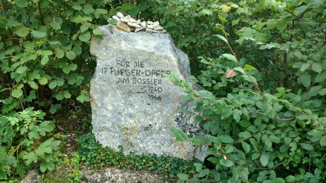 Photo showing: Gedenkstein für die Fliegeropfer am Boßler, dem schwäbischen Bermuda-Dreieck