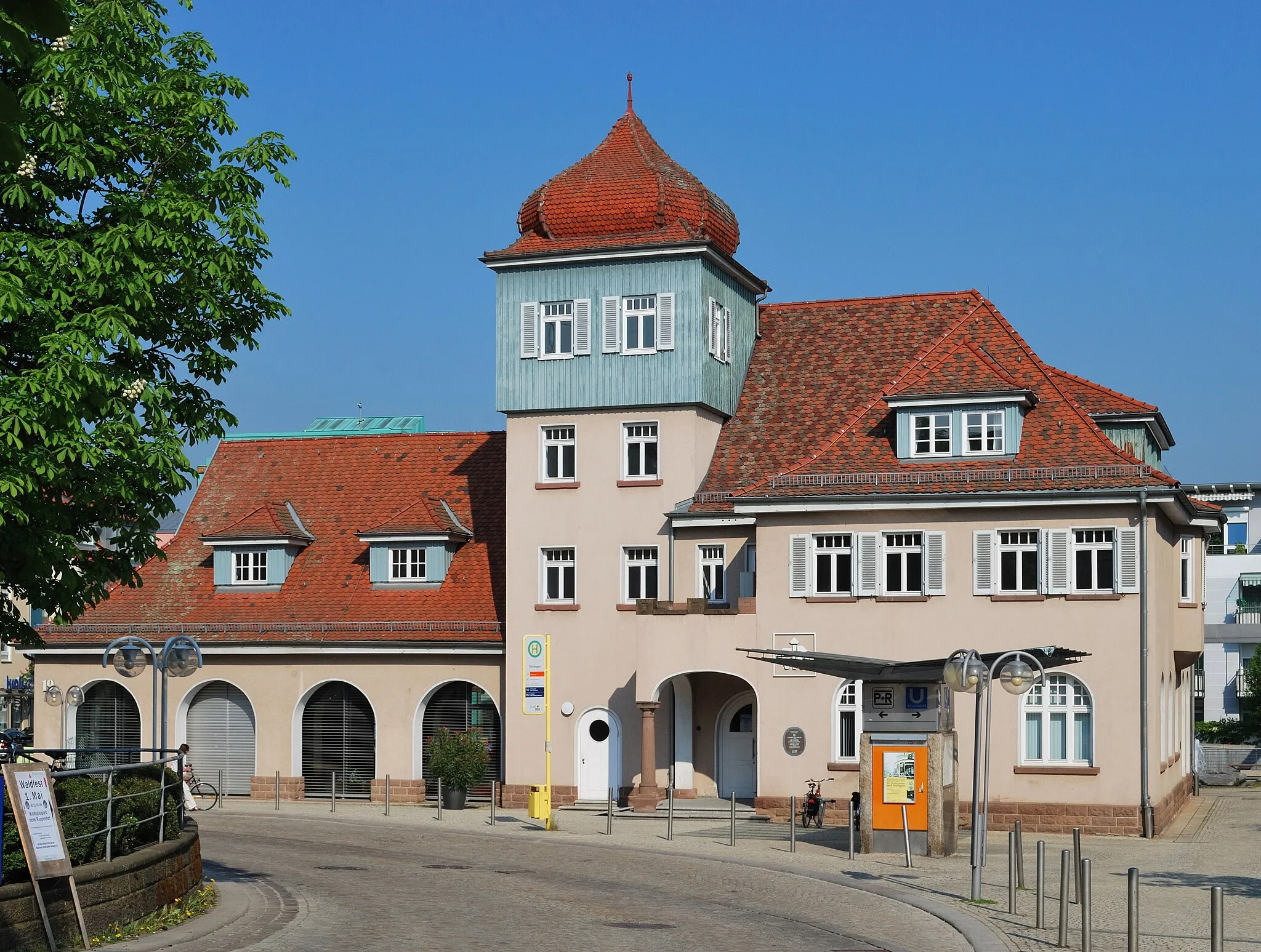 Photo showing: The former fire station of Gerlingen in Southern Germany. The building serves today as an adult educational centre.