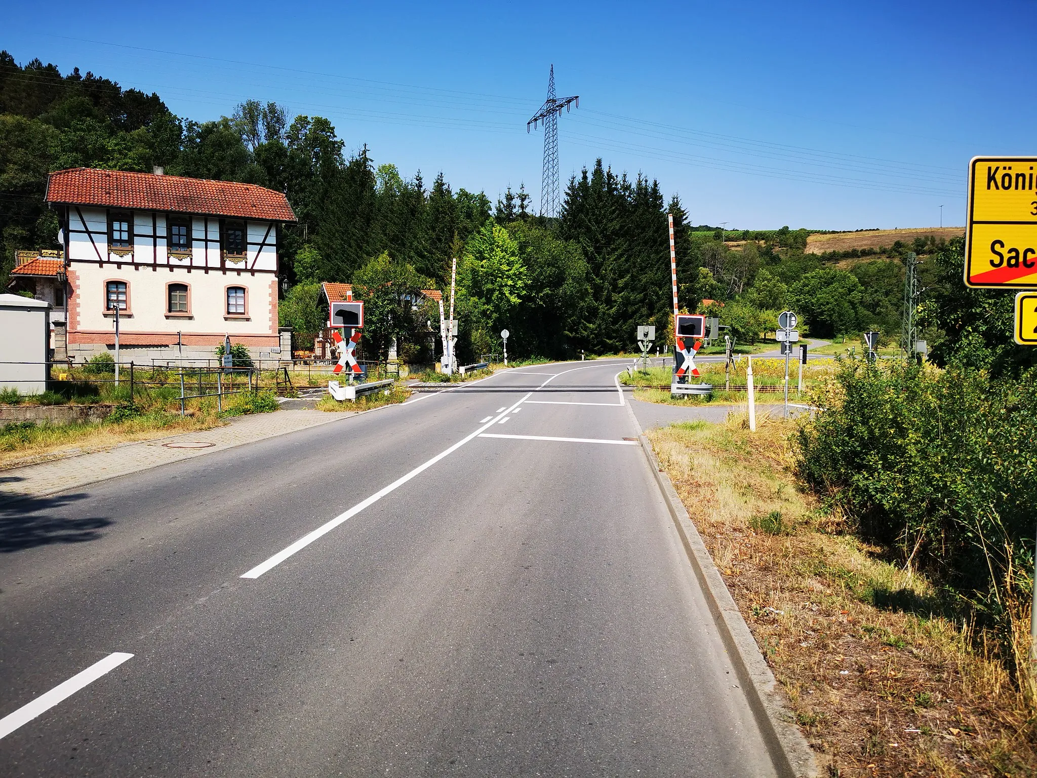Photo showing: ehemaliger Haltepunkt Sachsenflur der Frankenbahn im Umpfertal; die B 292 mit Schranke