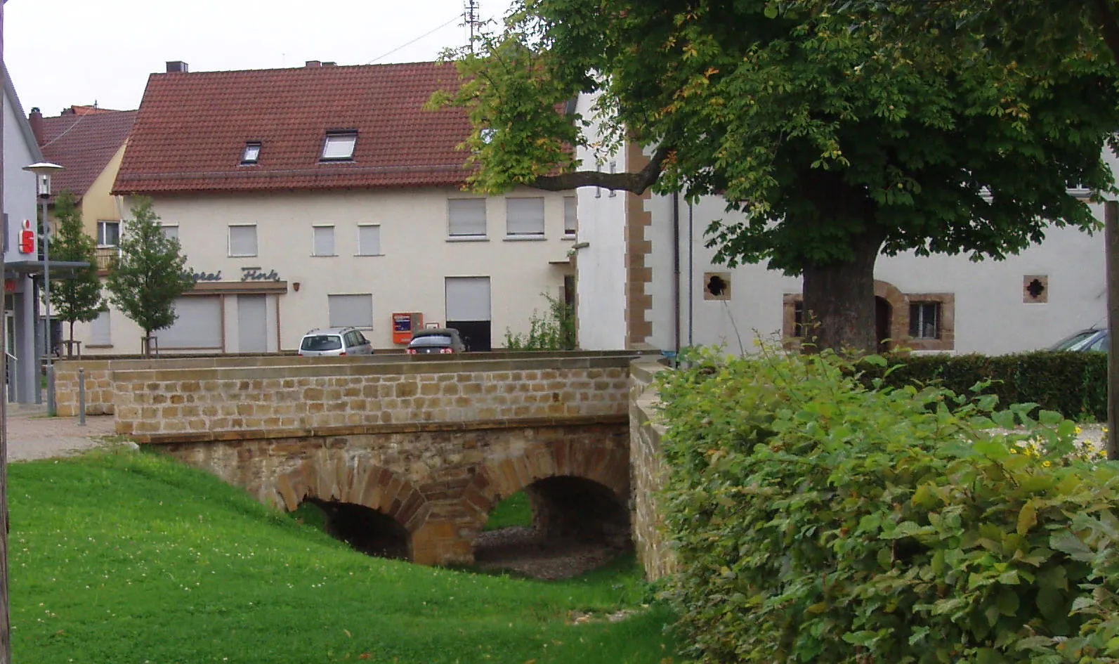 Photo showing: Brücke über den ehemaligen Wassergraben, Dürnau