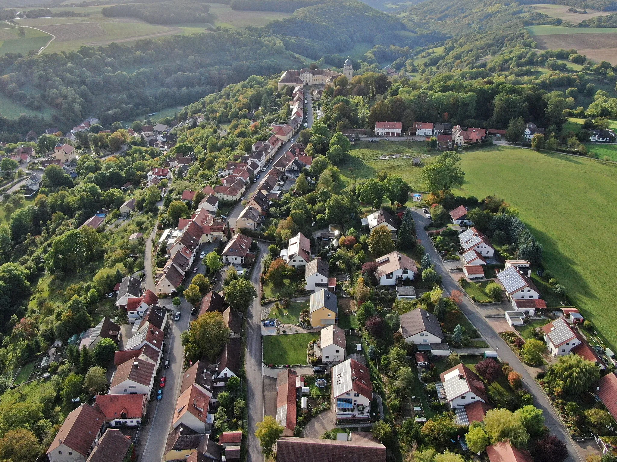Photo showing: Luftaufnahme der Residenzstadt Bartenstein in Hohenlohe mit Schloss, Torbogen und Hofgarten. Ansicht von Osten im Herbst 2019