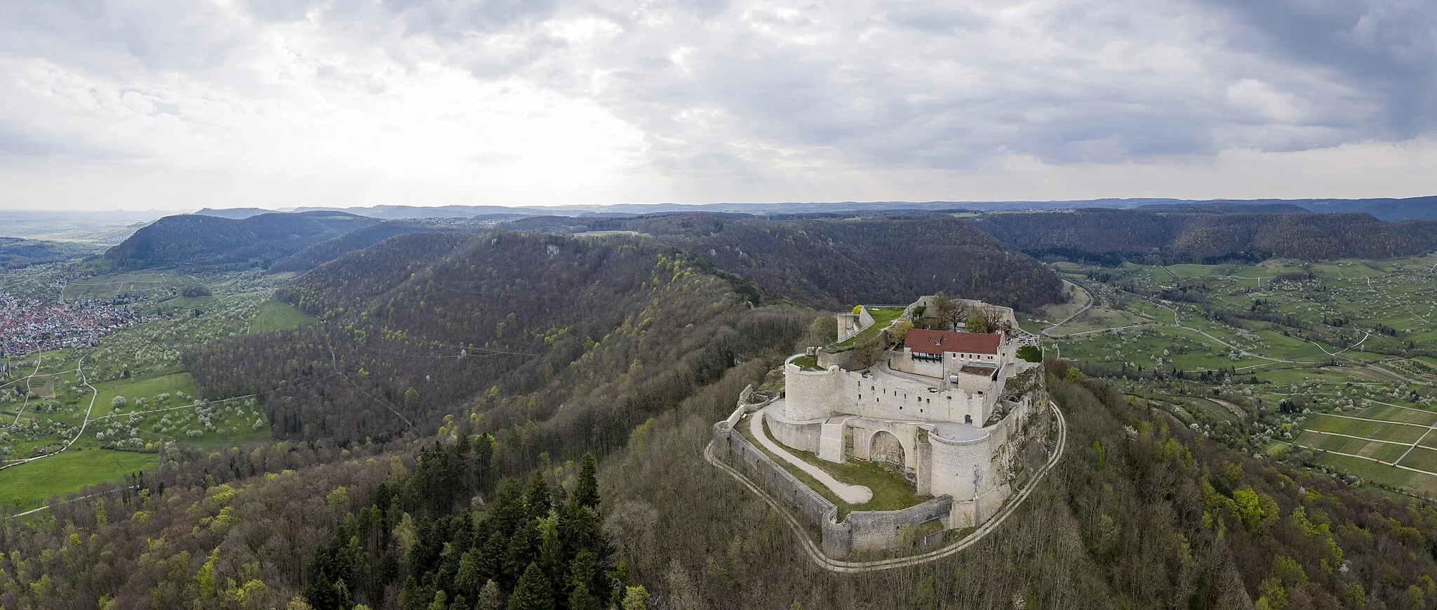 Photo showing: Burg Hohenneuffen mit Albtrauf