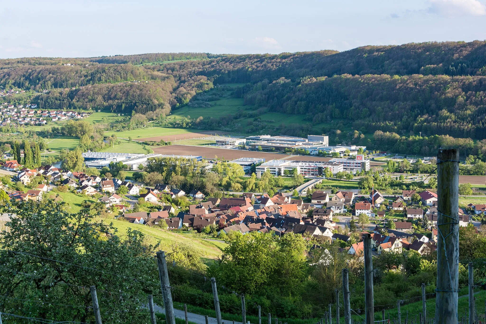 Photo showing: Blick vom Weinberg ins Tal auf Ingelfingen-Criesbach.
