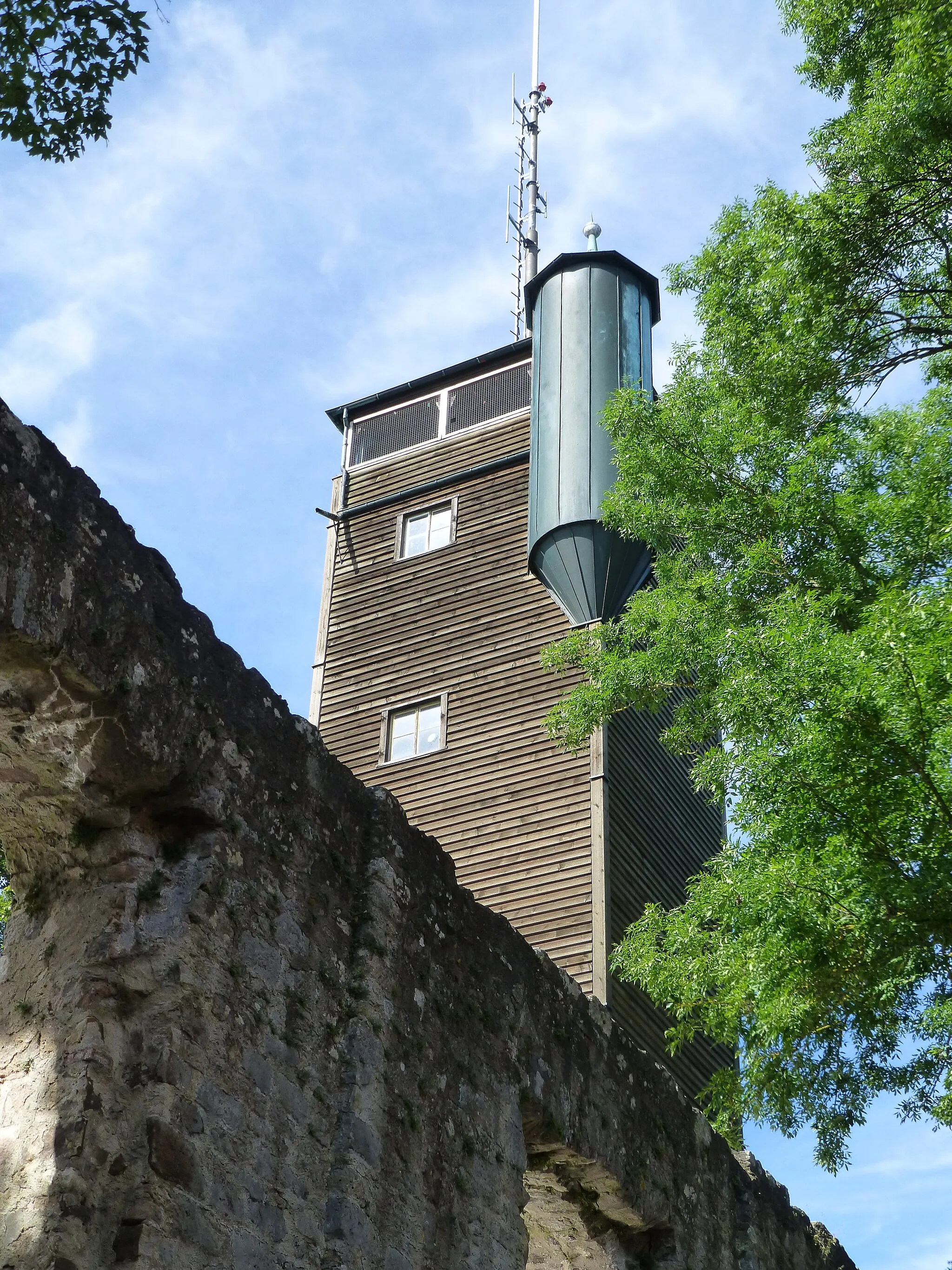 Photo showing: Einkornturm mit Mauer der Kirchenruine und Scharwachtturm