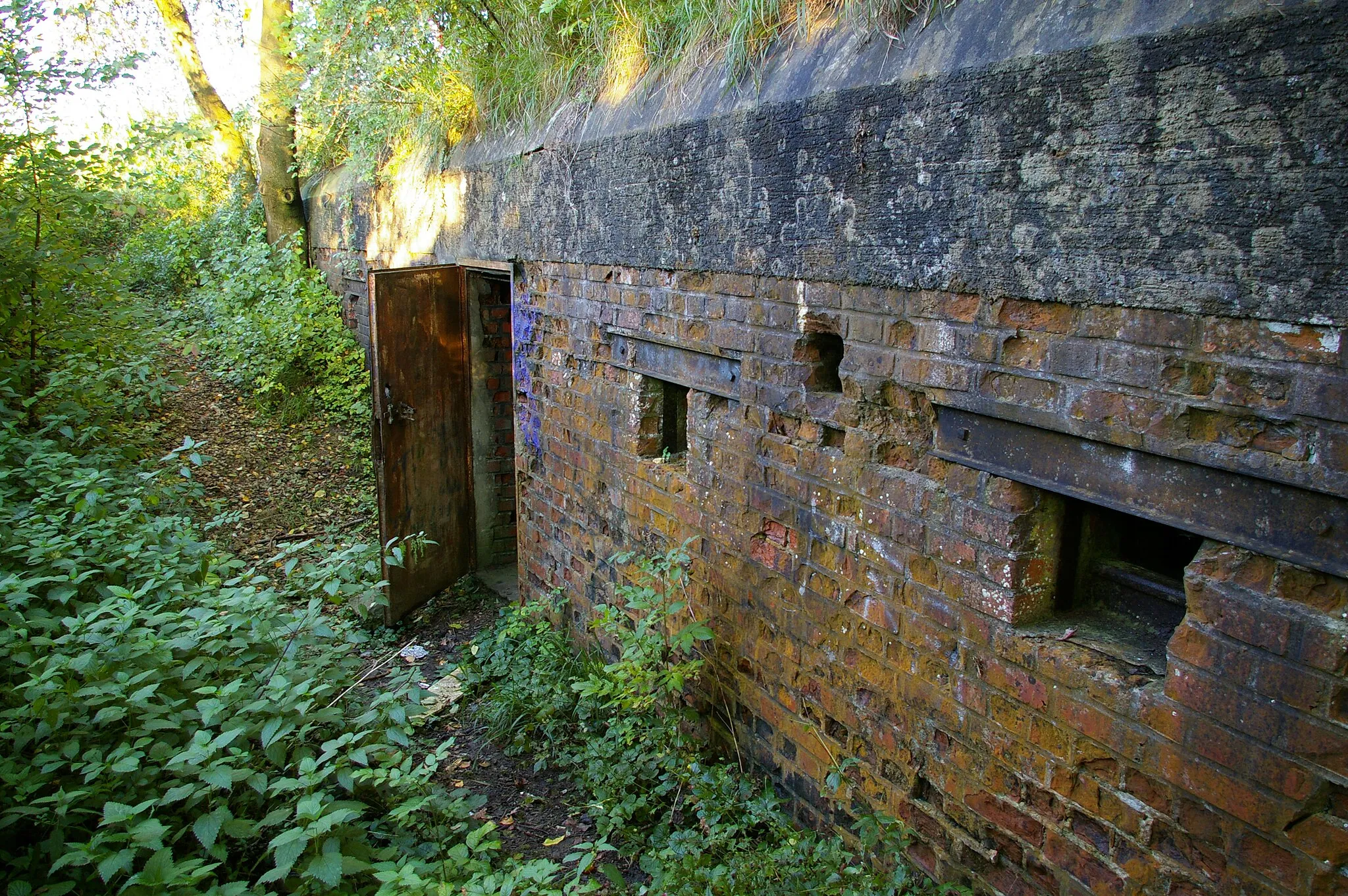Photo showing: Infantry base 58 in the Muthenhölzle near Neu-Ulm, north of Ludwigsfeld. Built in 1914, abandoned and forgotten, it survived the demolition of the bases by the allied forces in 1945.