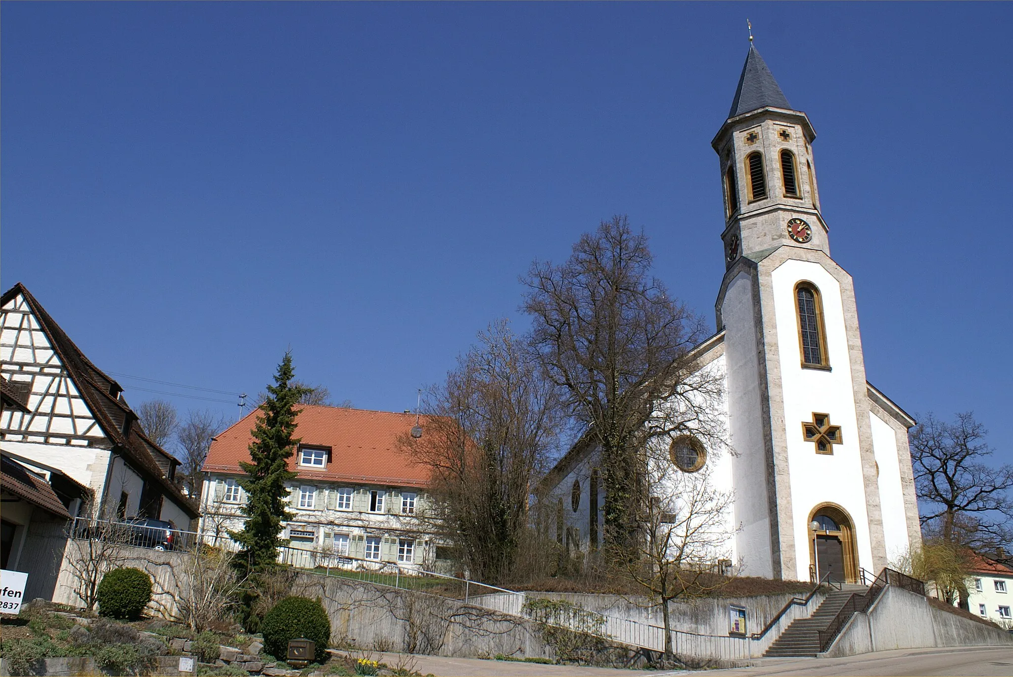 Photo showing: Martinskirche Söhnstetten (rechts). In der Mitte das evang. Pfarrhaus. Ansicht von Süden