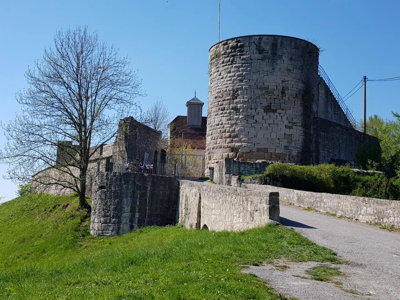 Photo showing: Die ursprüngliche Burg stammt aus der Stauferzeit, das heutige Barockgebäude wurde im 18. Jahrhundert durch Kloster Schöntal errichtet. Aufgrund dieser Herrschaft sind Burg und Ort Ebersberg bis heute katholisch im rundherum evangelischen Gebiet.