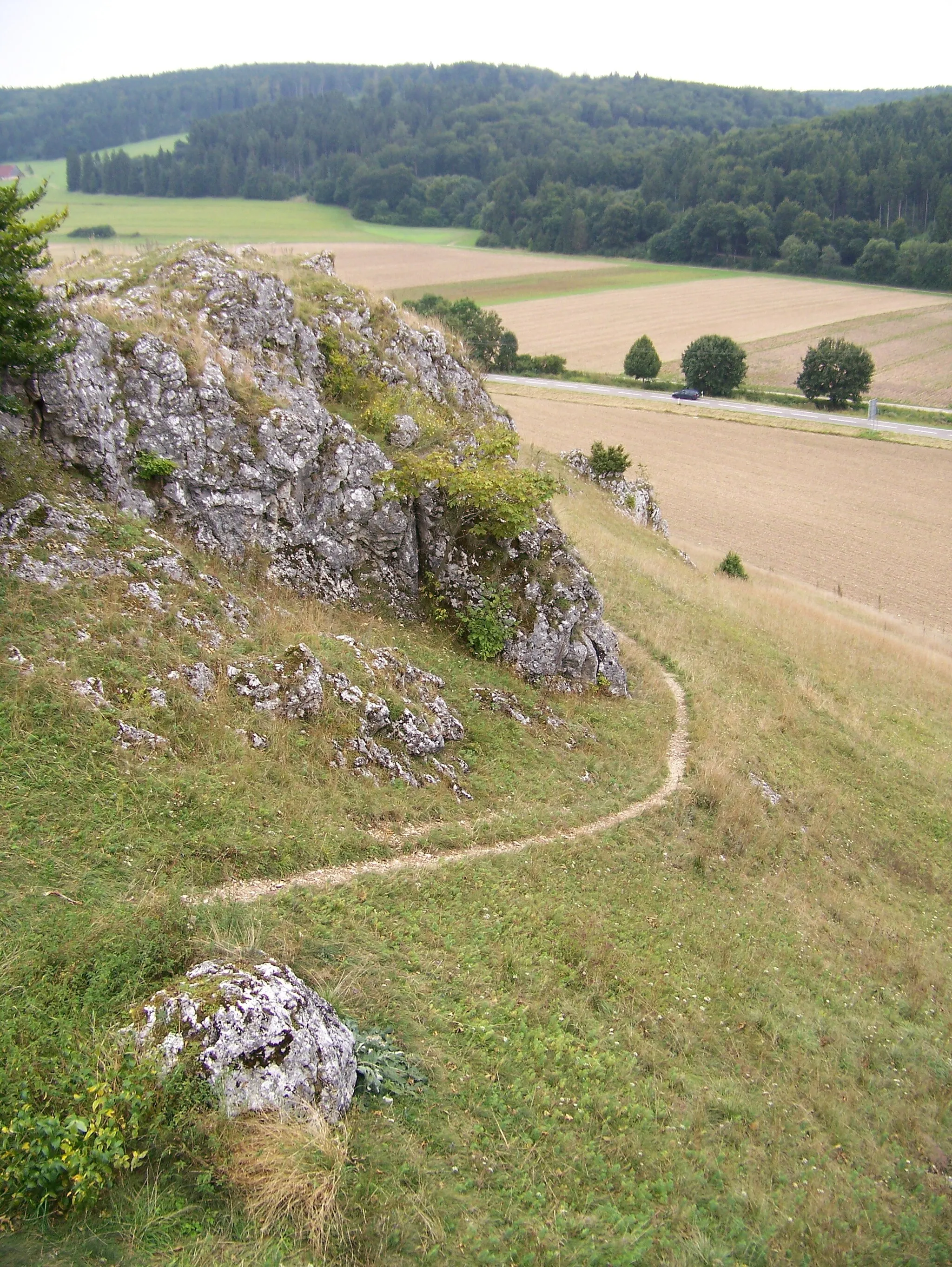 Photo showing: Panoramic view into the Steinheim Basin with the central uplift, as seen from the southern crater rim (Burgstall), Baden-Württemberg, Germany