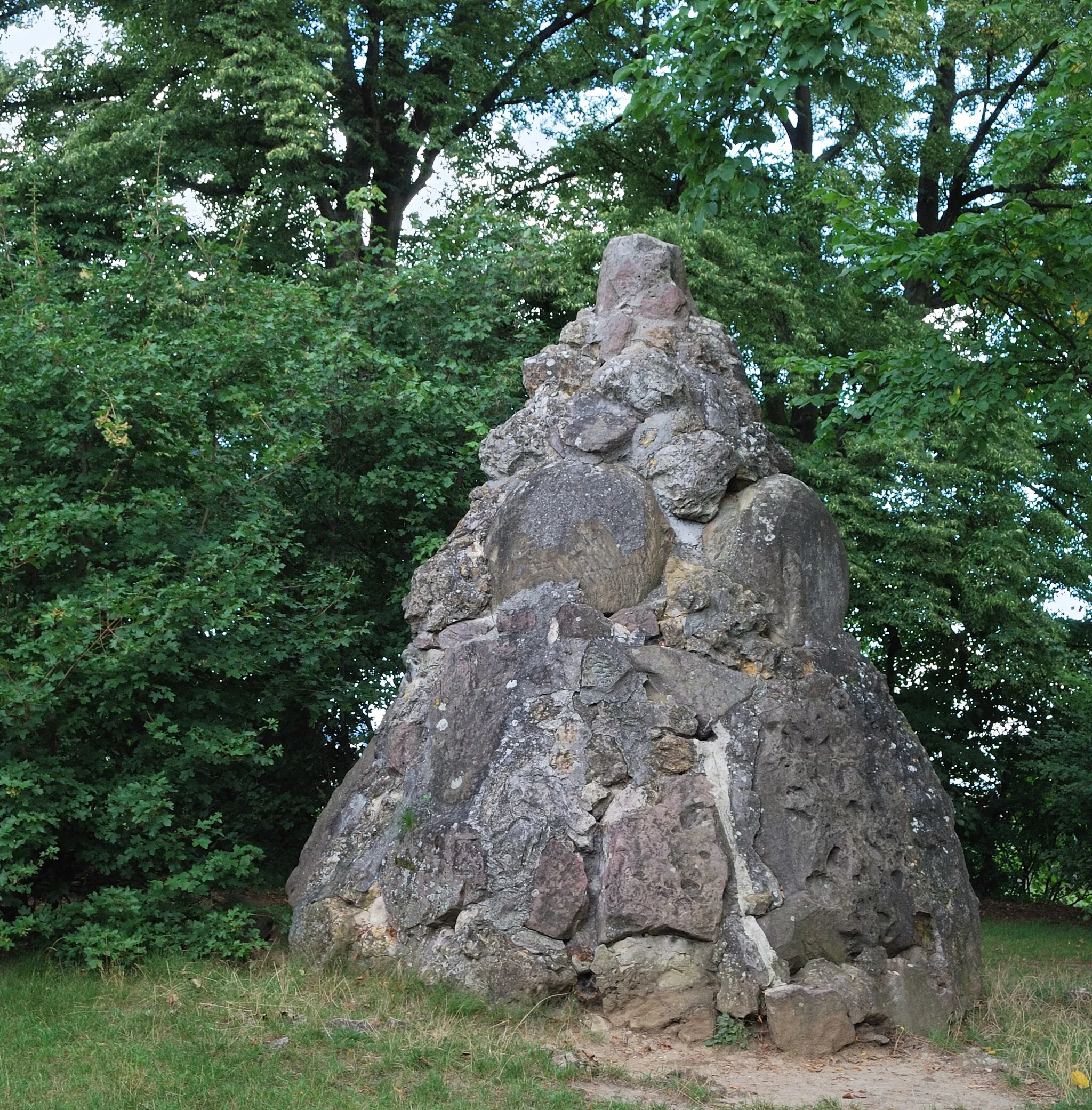 Photo showing: The Kaiserstein (Emperor stone) in Hemmingen, errected for the memory of the visit of Emperor Wilhelm I. 1885 in the castle of Hemmingen.