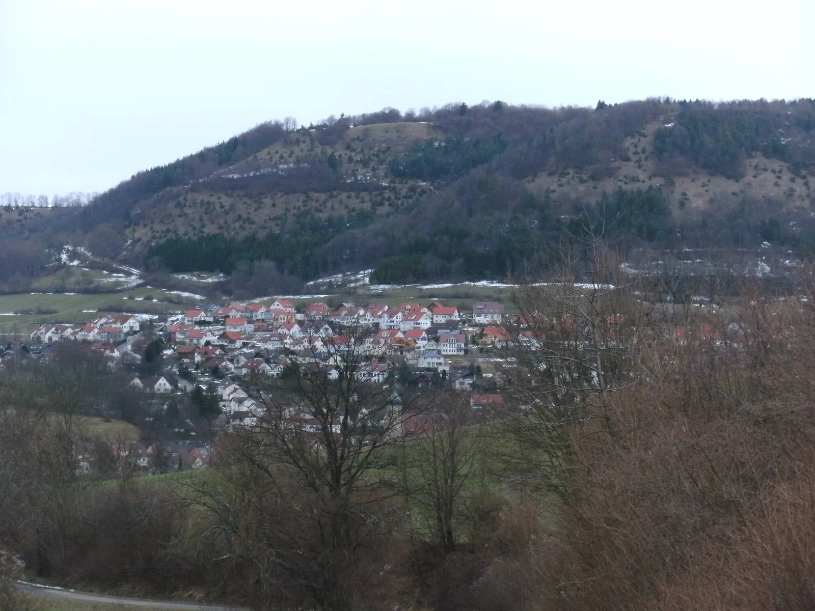 Photo showing: View on Nenningen, part of the City Lauterstein in Baden-Württemberg, Germany In the background the Galgenberg (717 m)