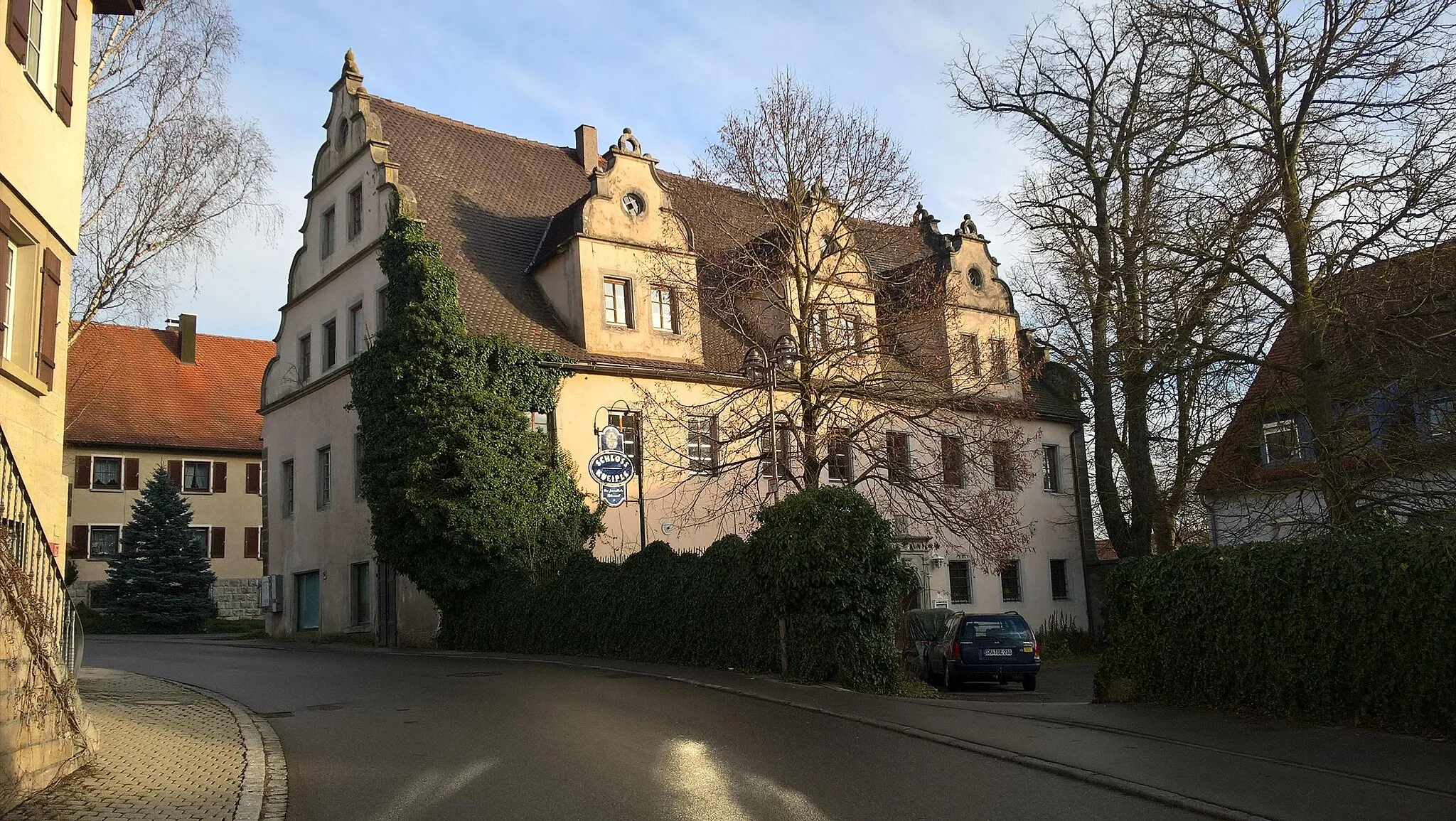 Photo showing: Blick nach Osten auf das Schloss Gröningen, ein Renaissancebau aus dem 17. Jahrhundert an der Helmshofer Straße im Dorf Gröningen der Gemeinde Satteldorf. Links die Treppe des einstigen Rathauses.