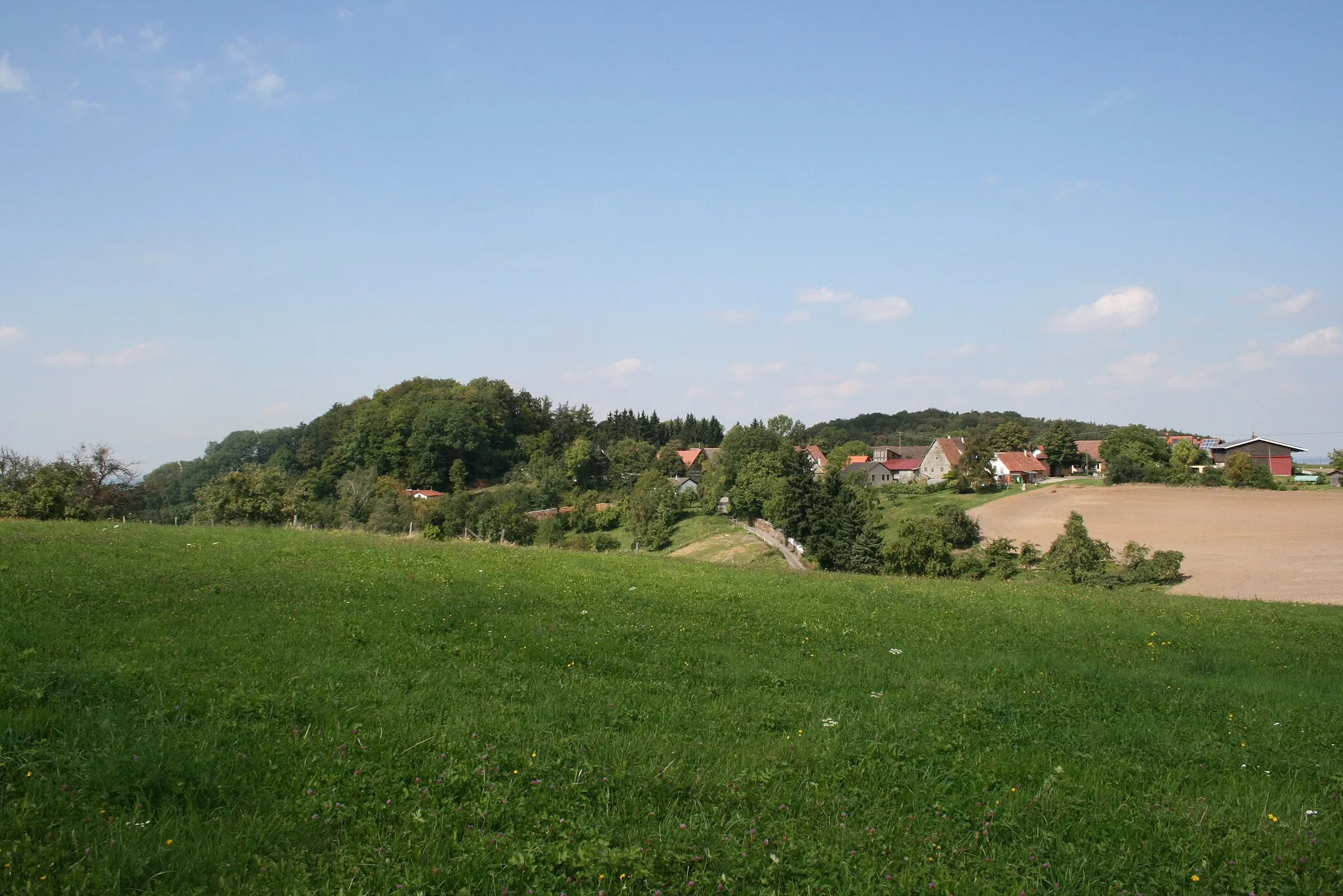Photo showing: links der Burgberg in Pfedelbach-Obergleichen, rechts daneben der sogenannte Hinterweiler und rechts im Hintergrund der Zollknock