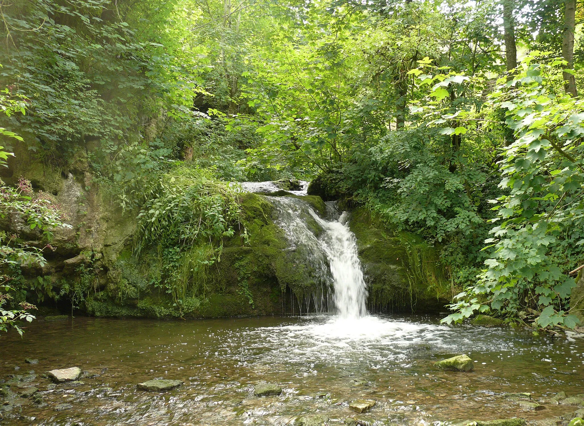 Photo showing: Wasserfall, über den der Schwarzenlachenbach zwischen Sulzdorf-Anhausen und dem zugehörigen Kirchplatz von Westen in die Bühler mündet.