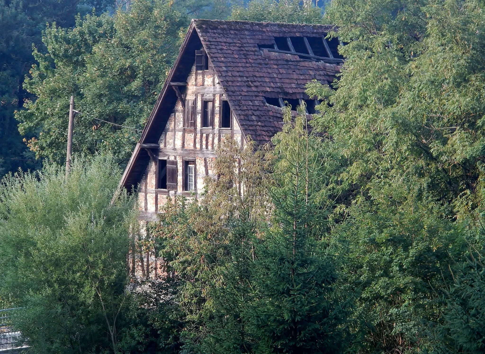 Photo showing: Altes Haus kurz vor dessen Mündung am Steinbach beim Stadtteil Hornberg von Kirchberg an der Jagst.