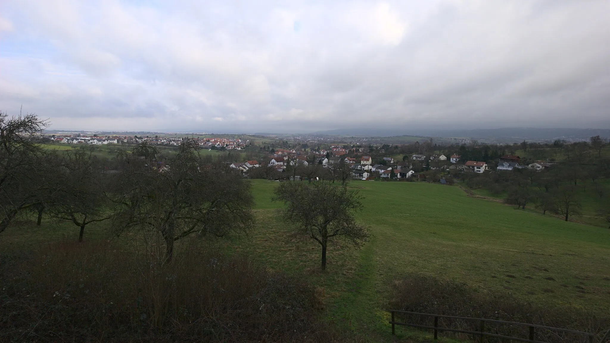 Photo showing: Streuobstwiese bei Allmersbach i.T., im Hintergrund Allmersbach i.T. und Heutensbach.
Gesehen vom alten Wasserbehälter aus, heute ein Aussichtspunkt am Wanderweg 's Äpple