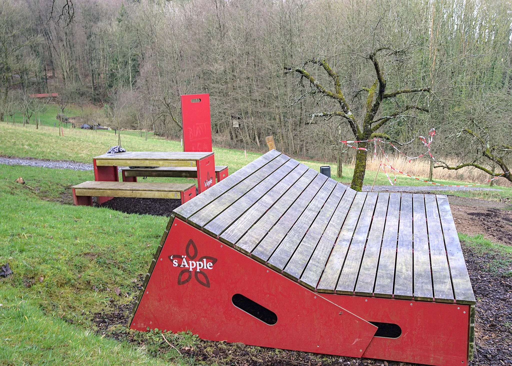 Photo showing: Liegebank und Rastplatz am Wanderweg 's Äpple