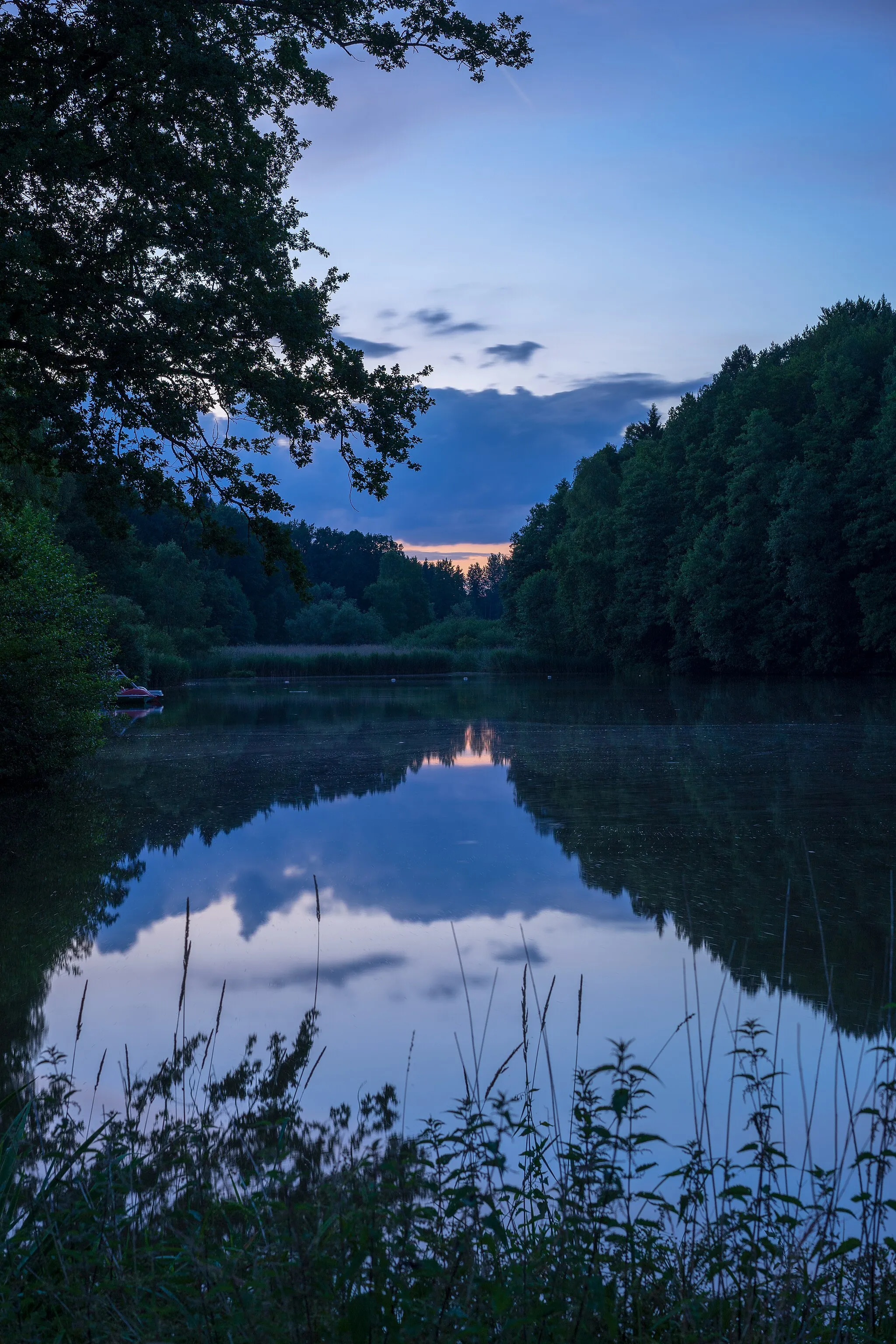 Photo showing: Landschaftsschutzgebiet „Burgfrieden – Oberes Dachsbachtal“ (Schutzgebiets-Nr. LSG 1.25.042) bei Wüstenrot: Der Finsterroter See von Süd-Südosten her gesehen. Aufnahme nach Sonnenuntergang, im Hintergrund ist das letzte Abendrot zu sehen.
